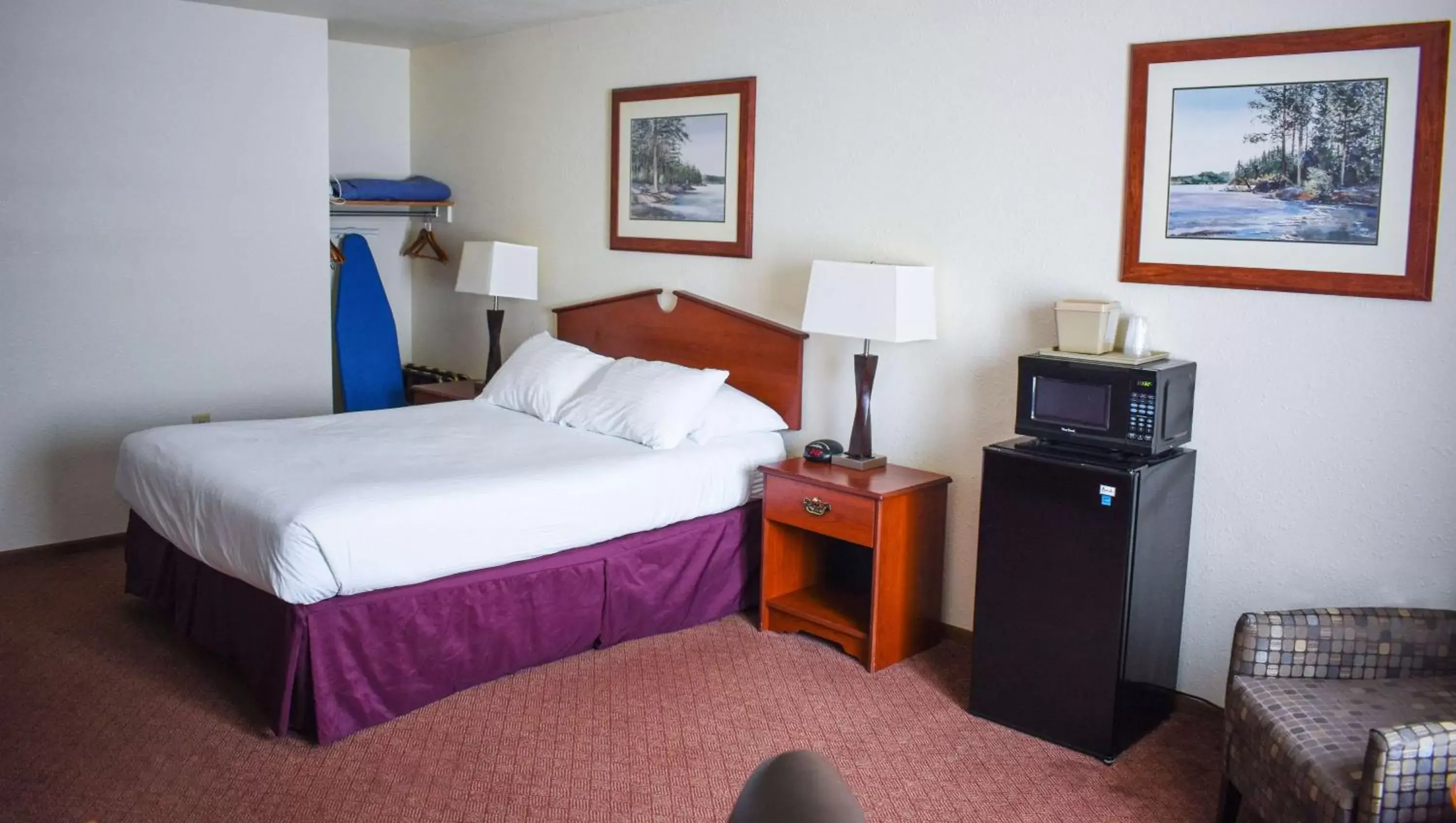 Photo of the whole room, Bed in Magnuson Hotel Country Inn