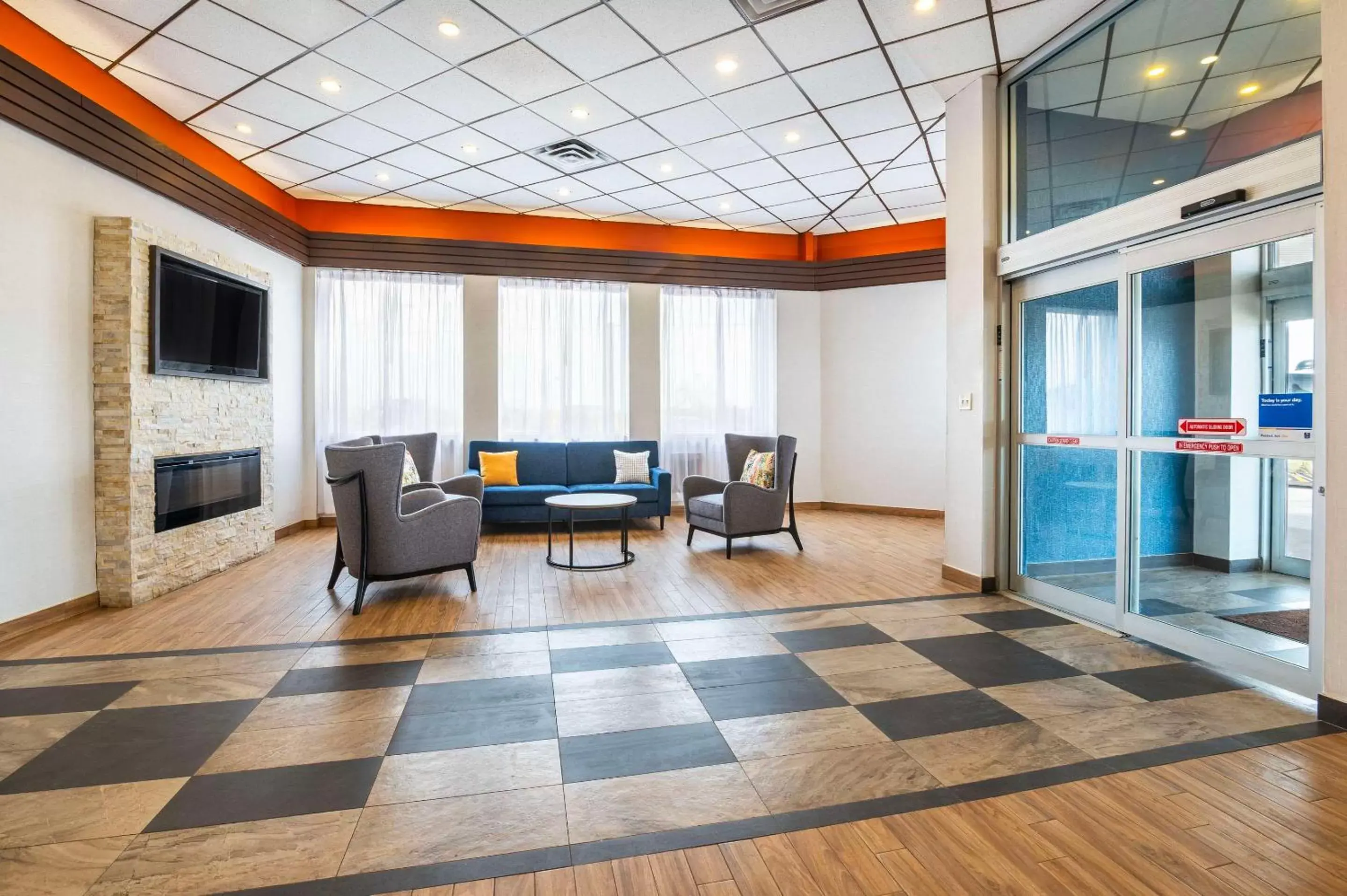 Lobby or reception, Swimming Pool in Comfort Inn & Suites Barrie