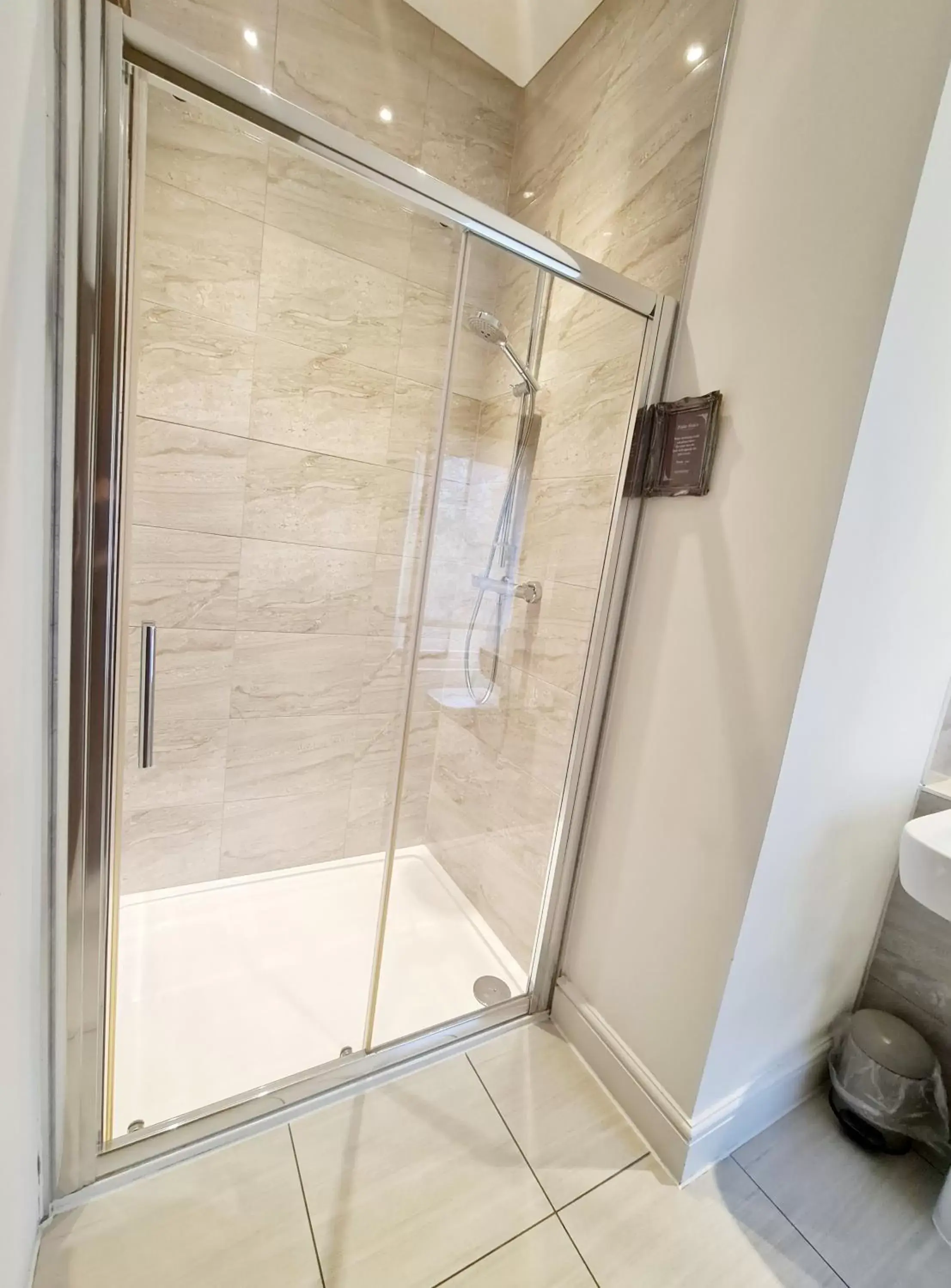 Shower, Bathroom in The Harvard Inn