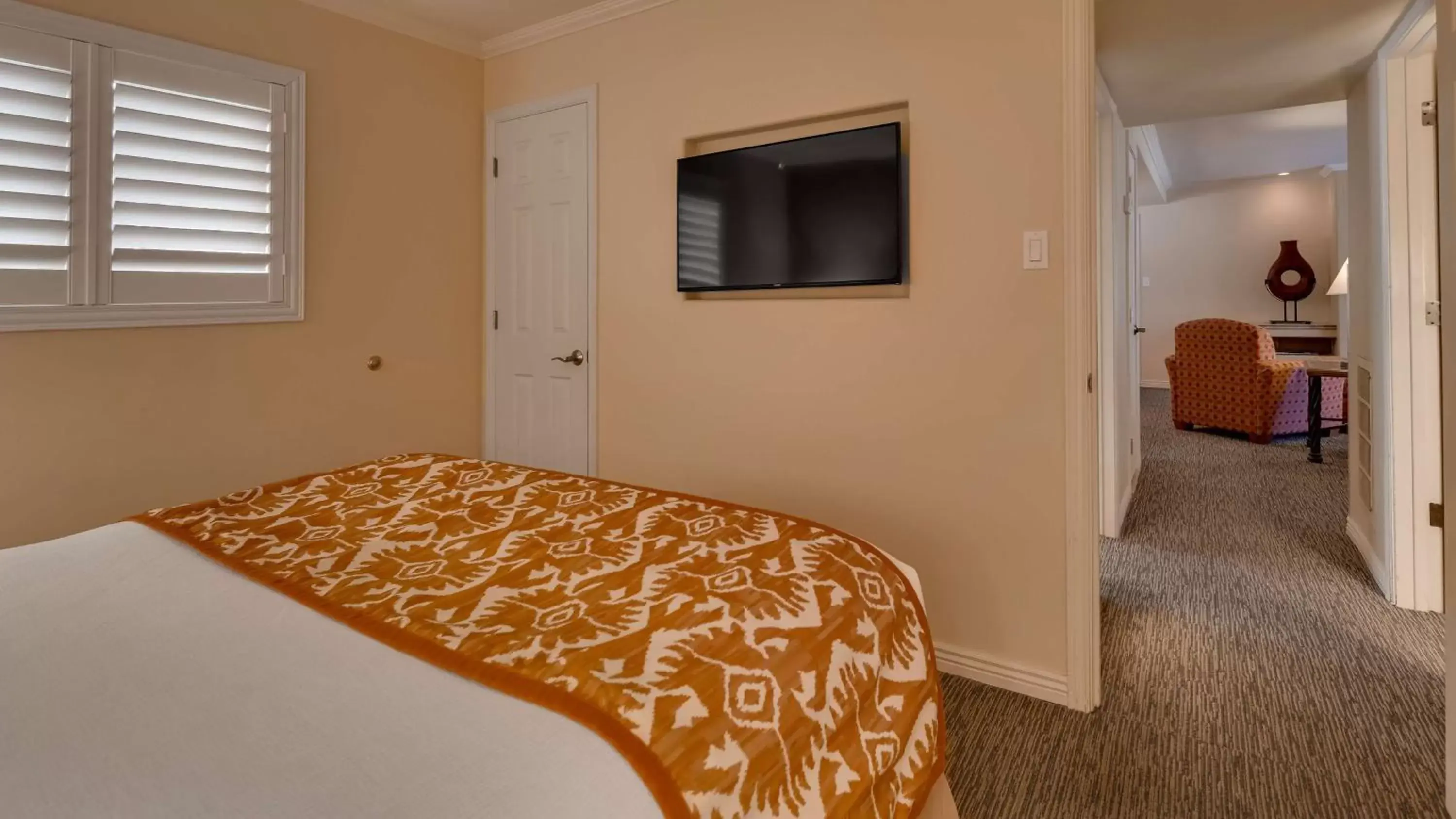 Photo of the whole room, Bed in Best Western Plus Arroyo Roble Hotel & Creekside Villas