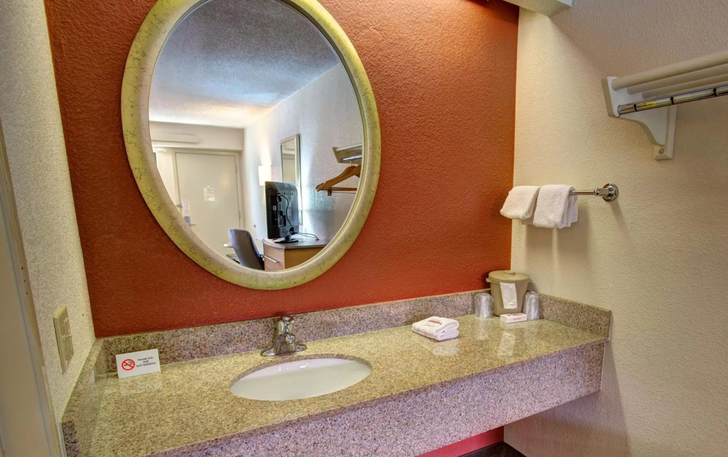 Bathroom in Red Roof Inn Pensacola - I-10 at Davis Highway