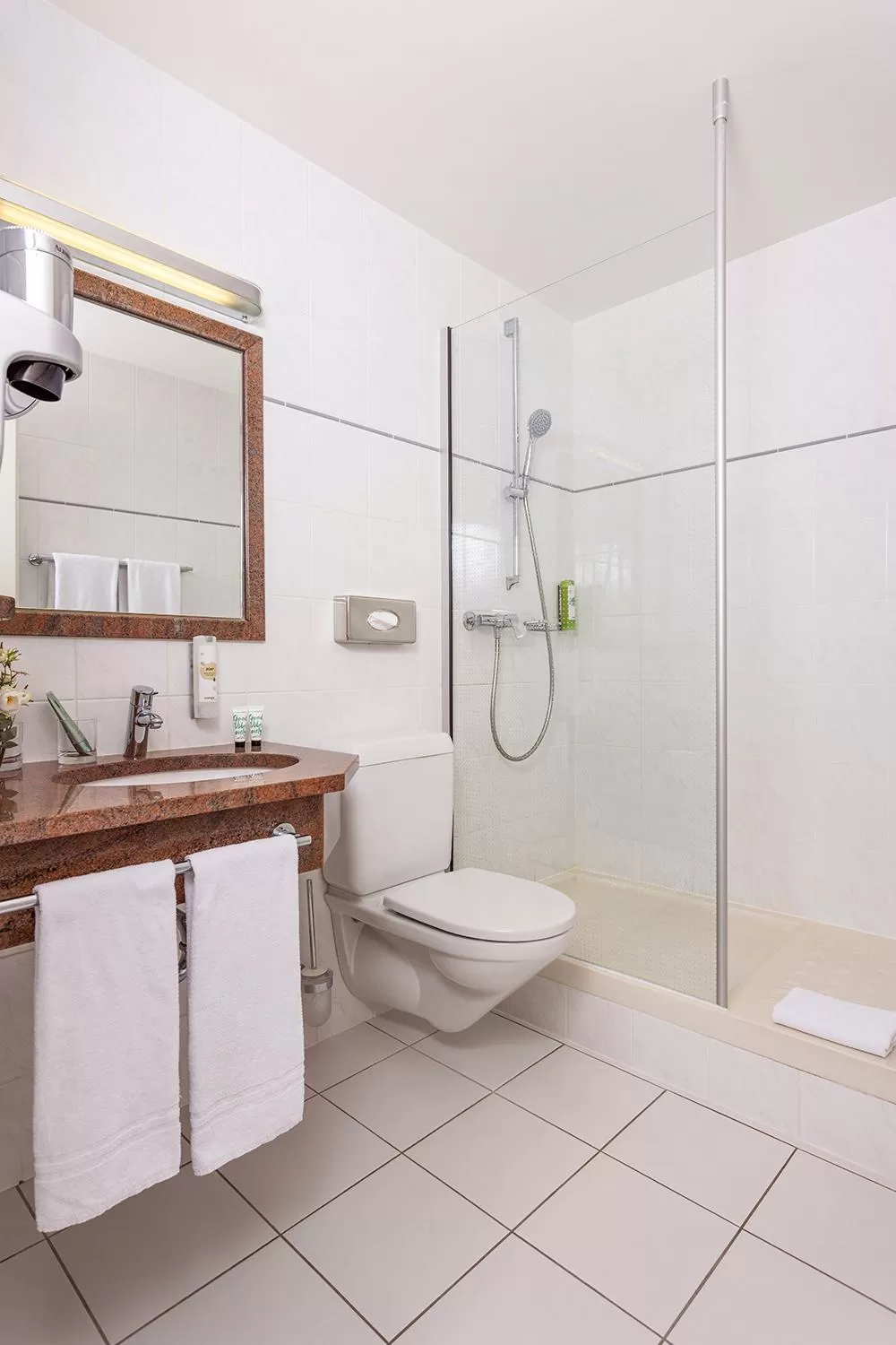 Shower in Everness Hotel & Resort