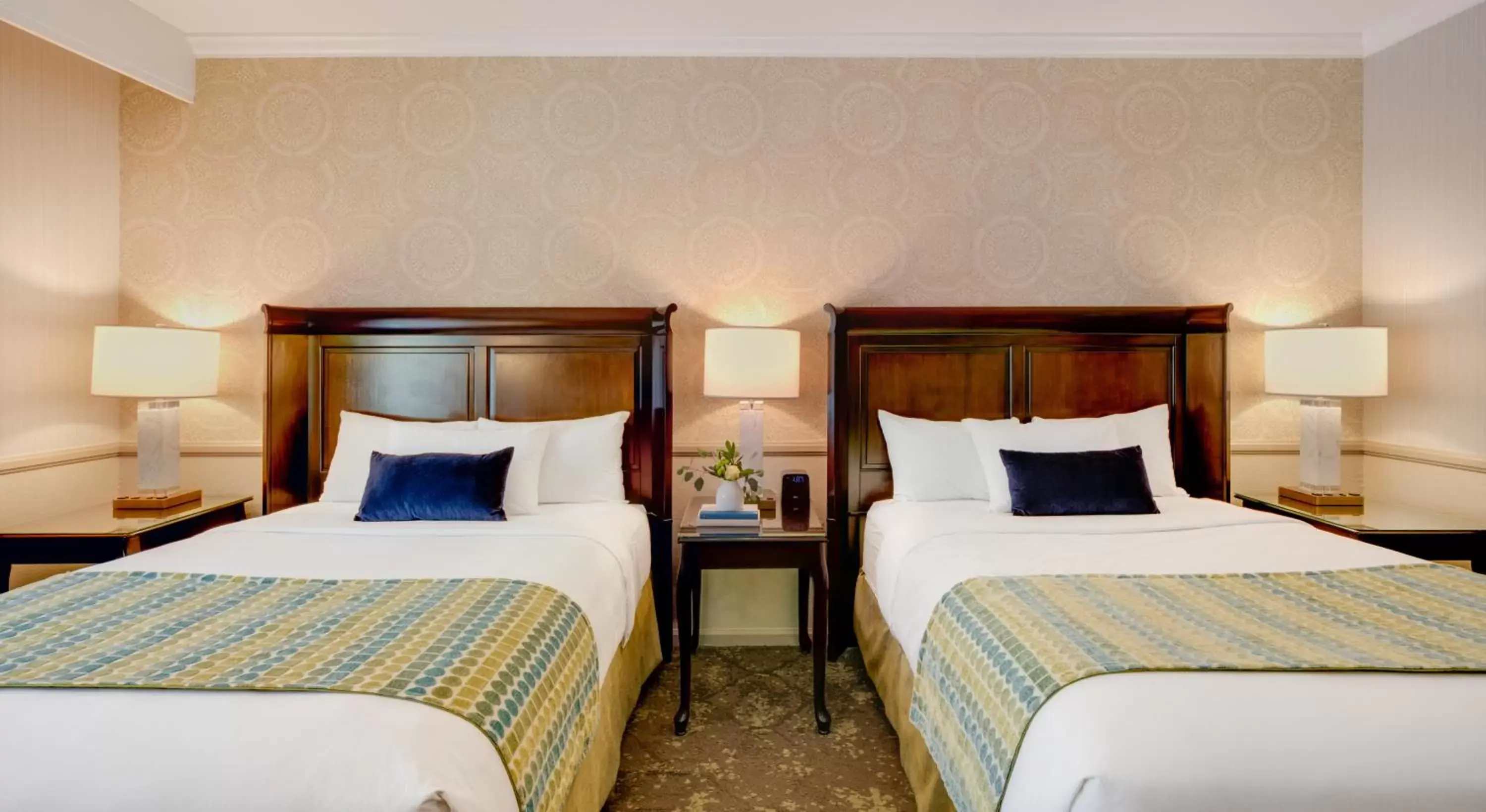 Bed in Ayres Hotel Corona East