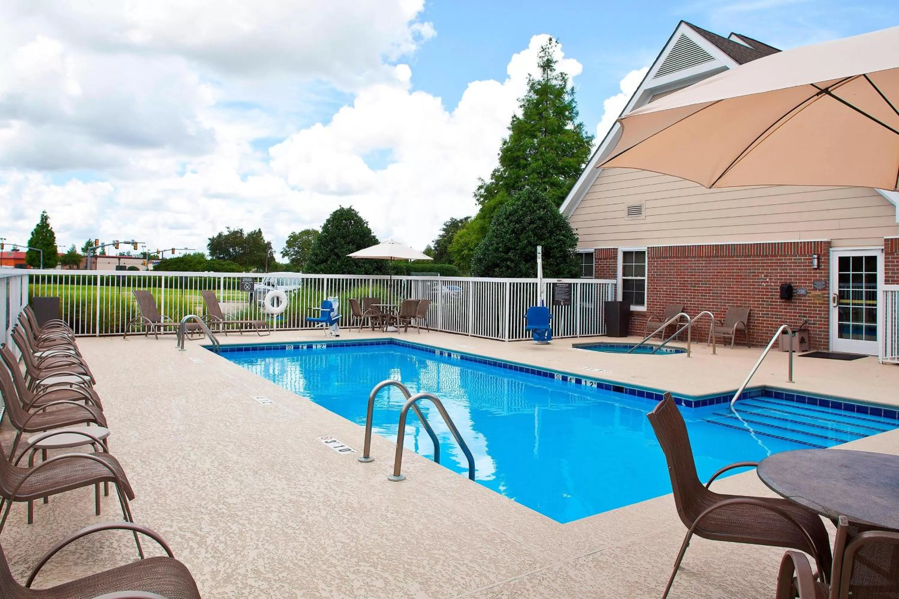 Swimming pool in Residence Inn Baton Rouge South