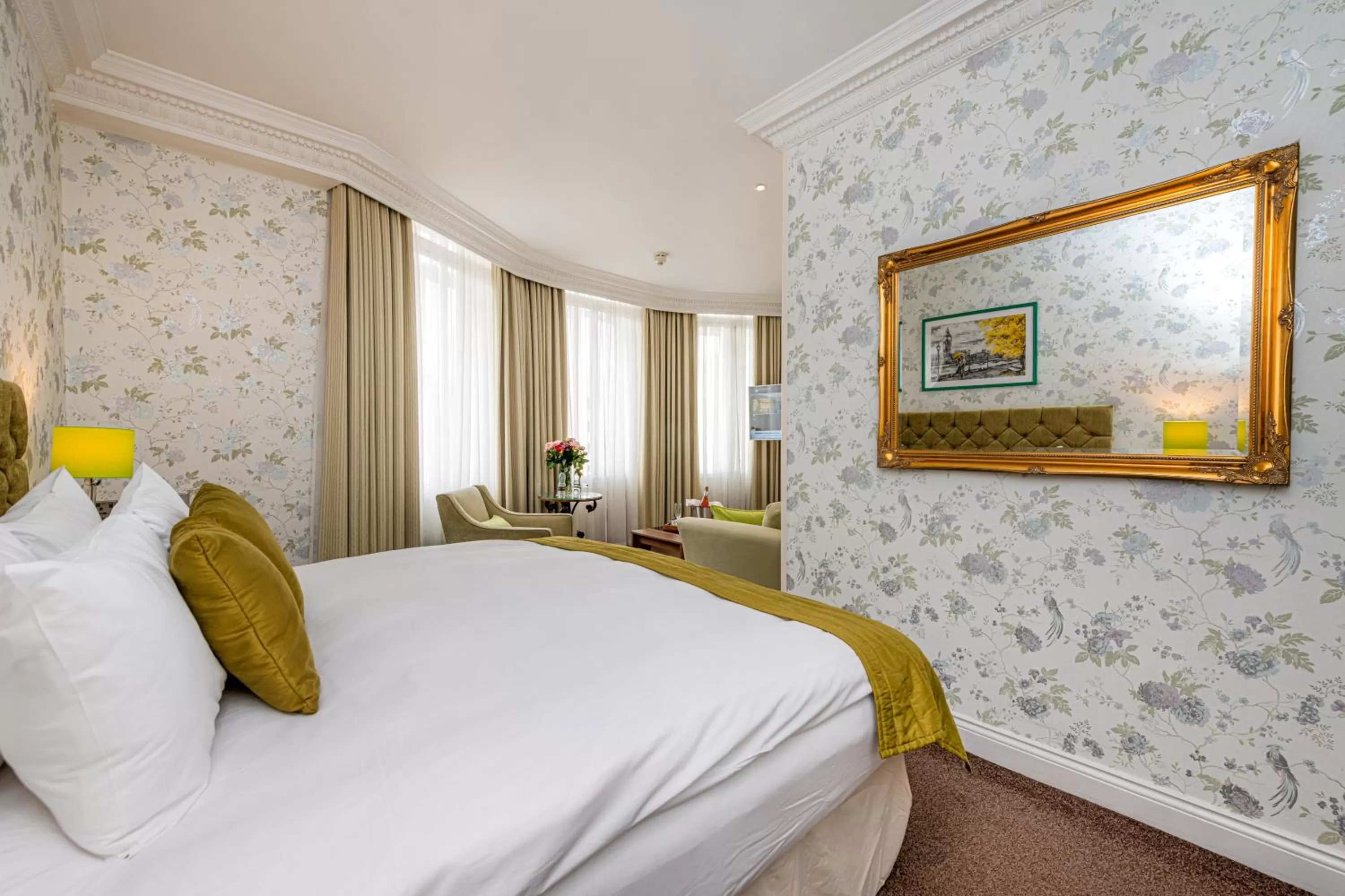 Photo of the whole room, Bed in Ashburn Hotel