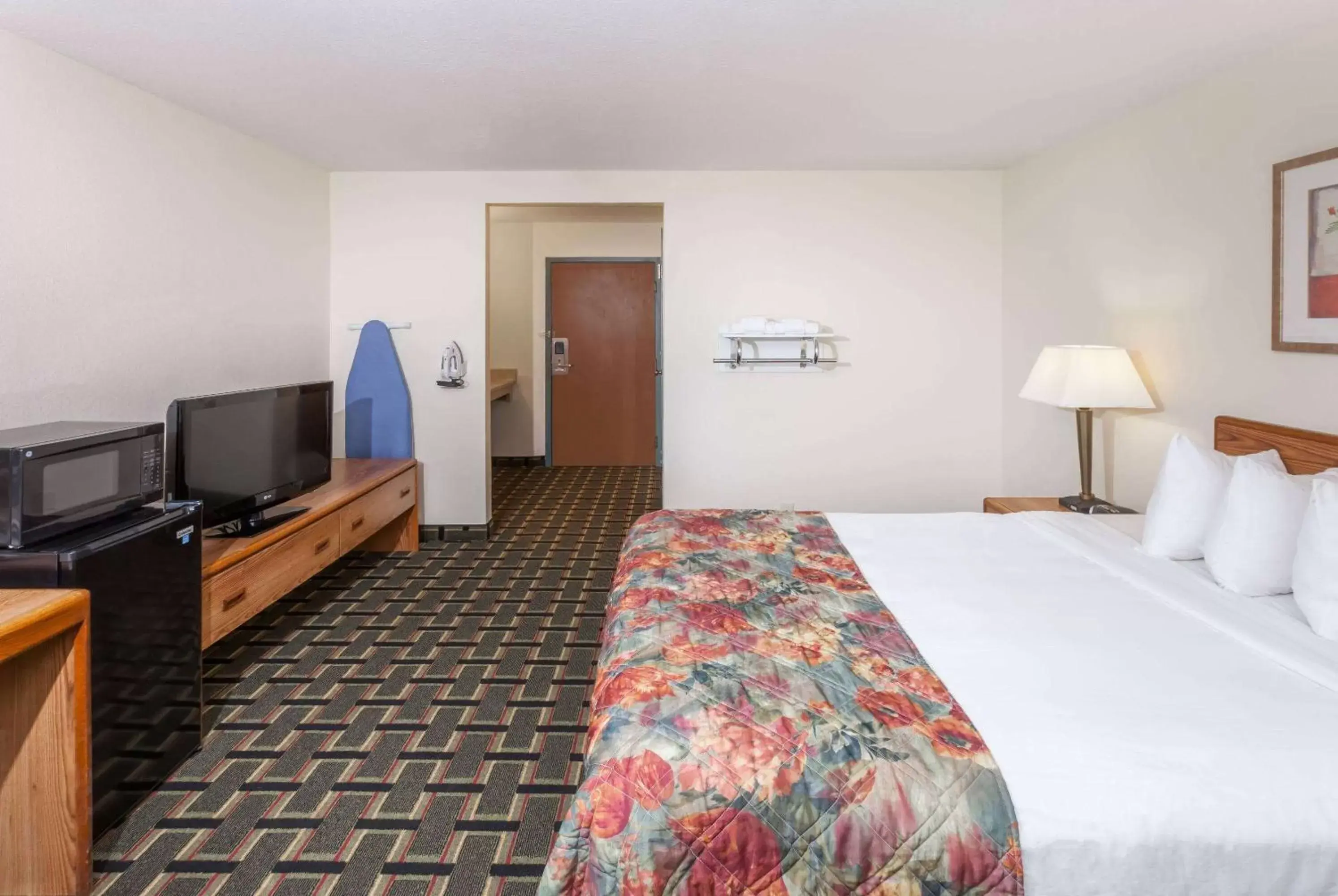 Photo of the whole room, Bed in Baymont by Wyndham Decatur