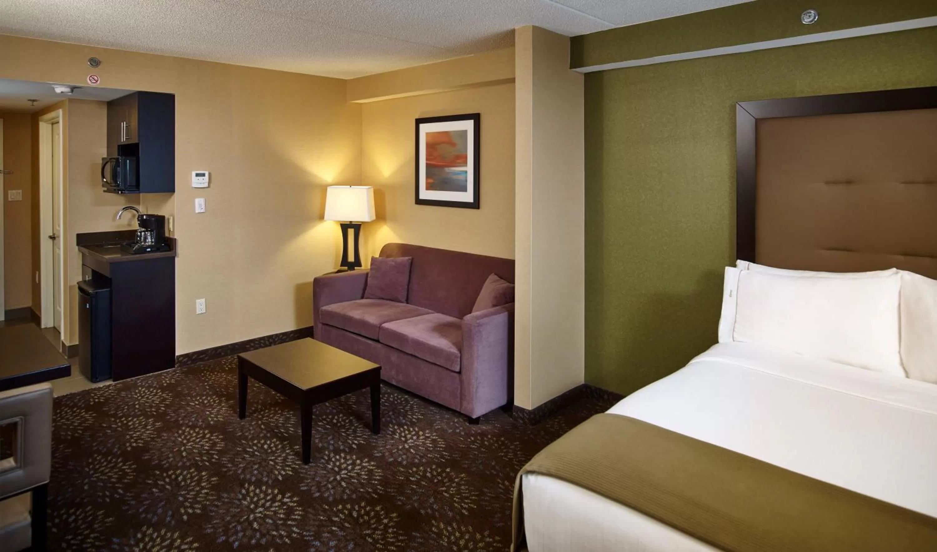 Photo of the whole room, Bed in Holiday Inn Express & Suites Timmins by IHG