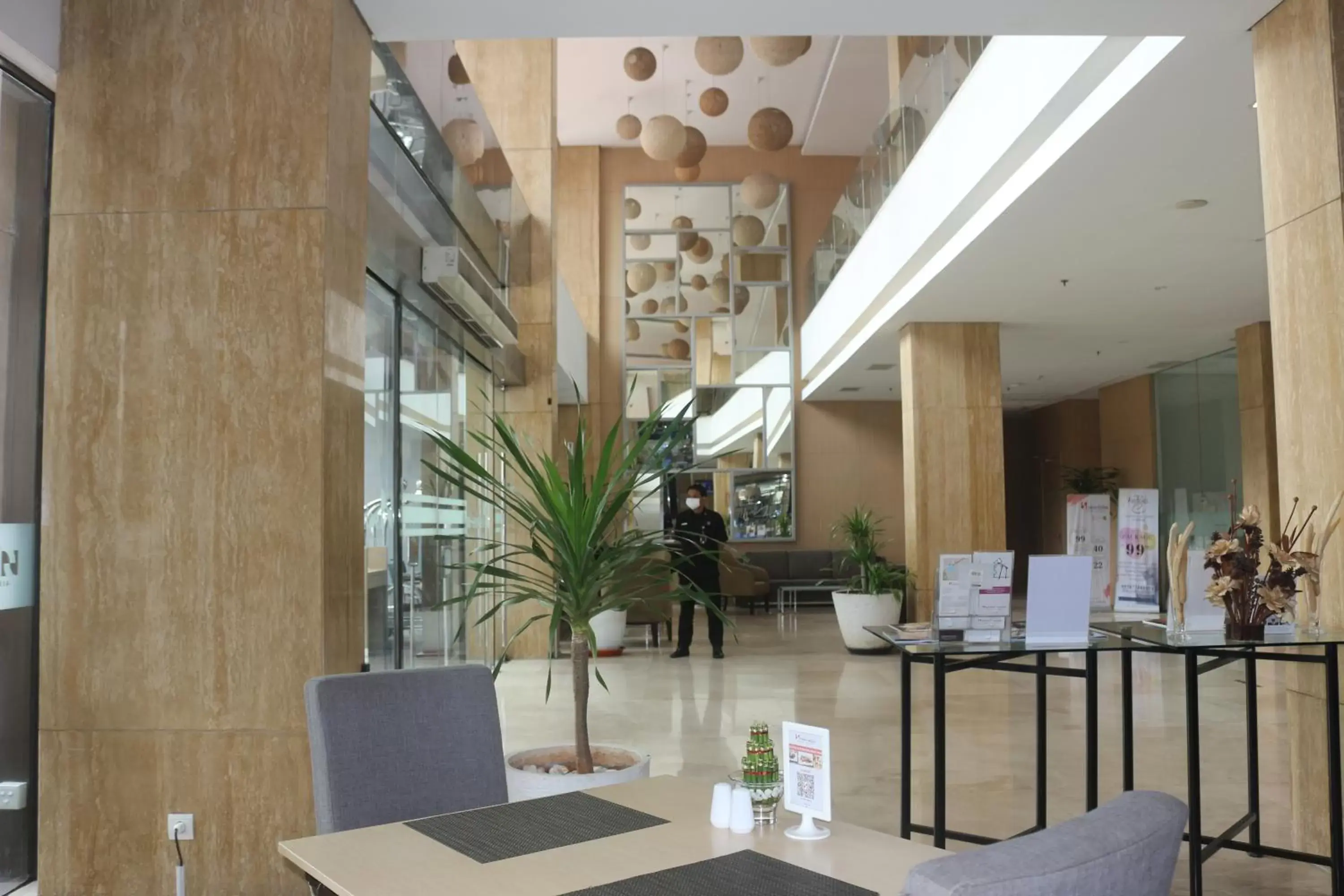 Lobby or reception, Restaurant/Places to Eat in Swiss-Belinn Airport Jakarta