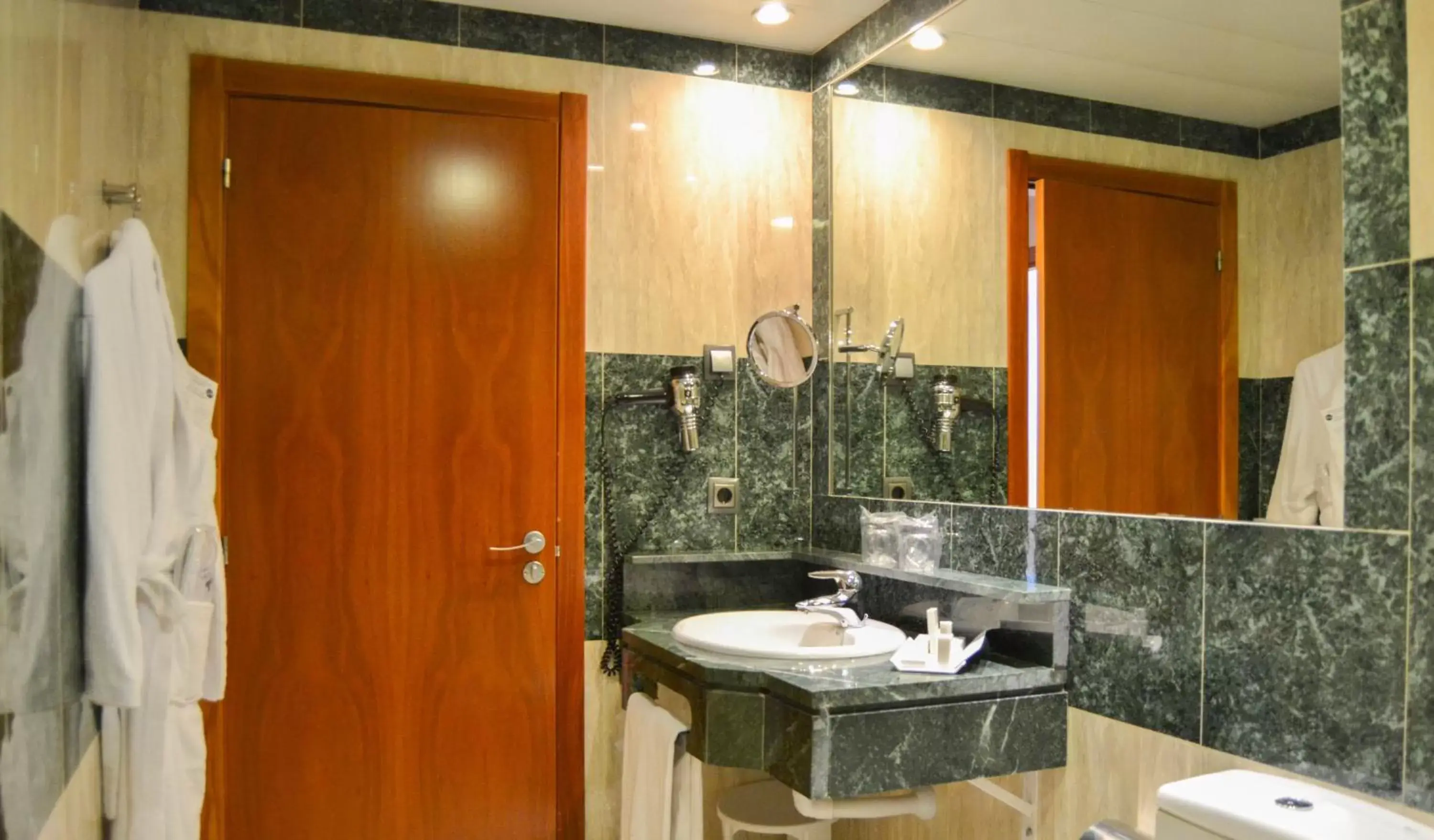 Bathroom in Ribera de Triana Hotel