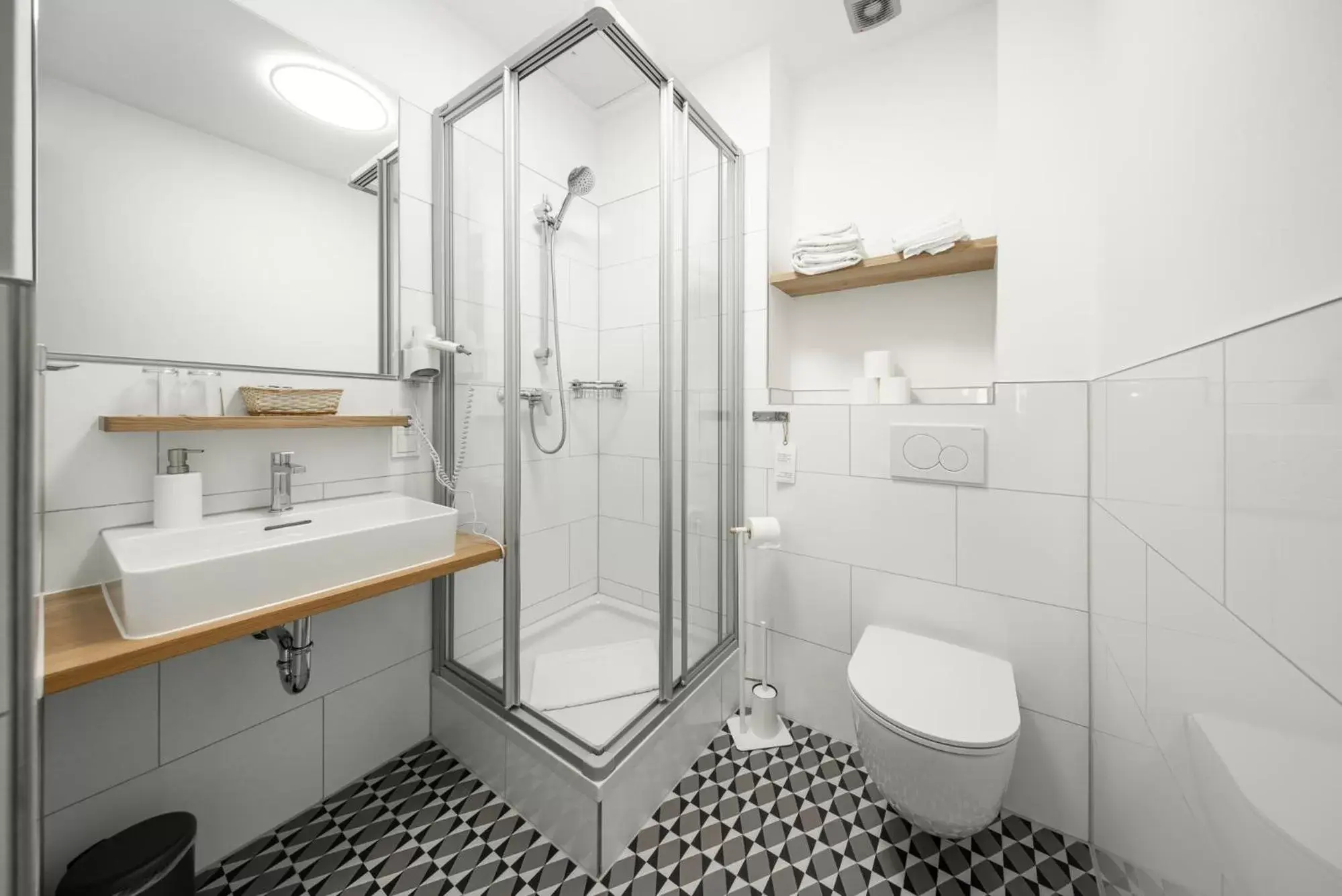 Shower, Bathroom in Hotel Am Markt