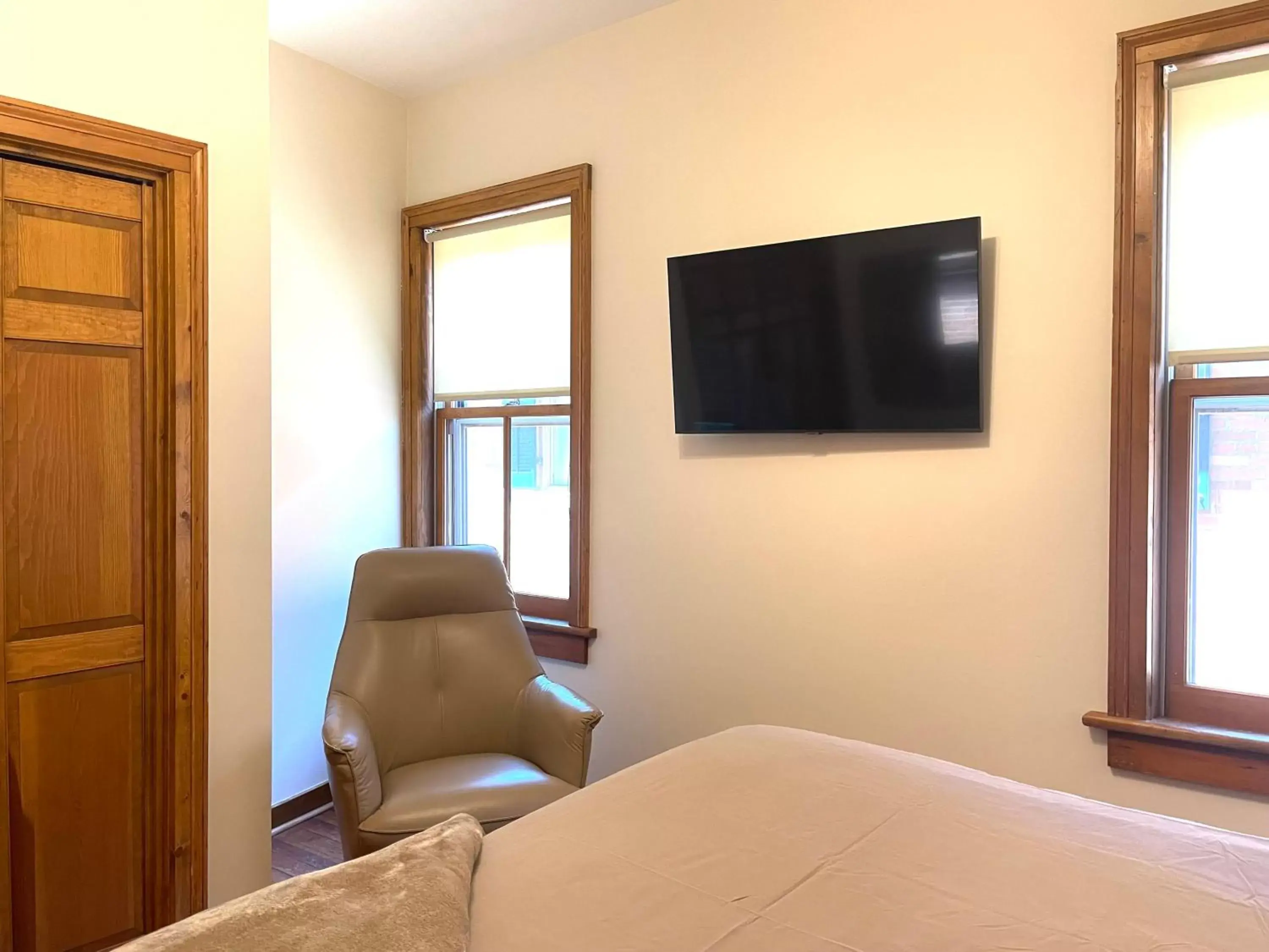 Bedroom, TV/Entertainment Center in Riverboat Suites