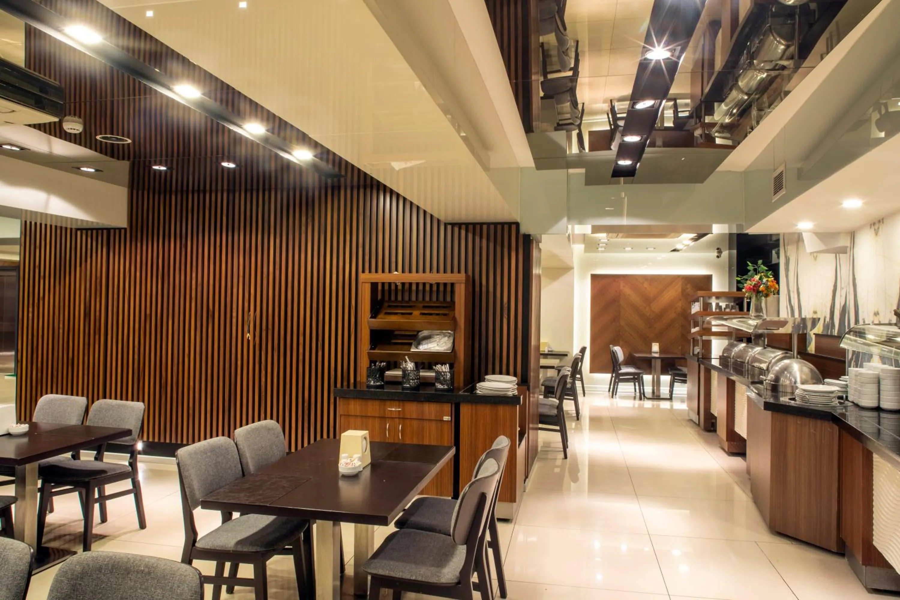 Restaurant/places to eat in Martinenz Hotel