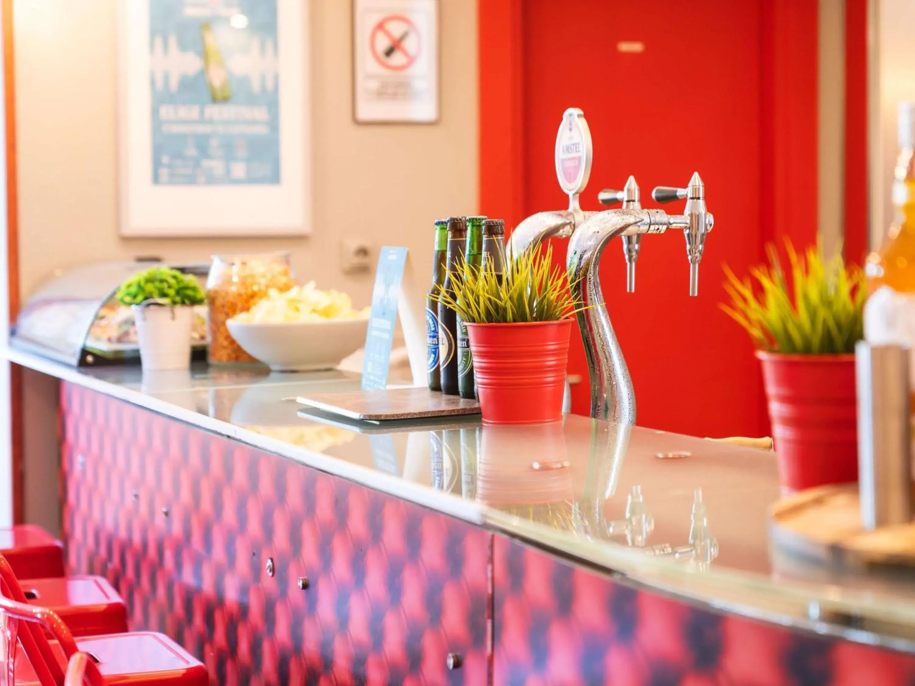 Lounge or bar, Restaurant/Places to Eat in Ibis Madrid Alcorcon Tresaguas