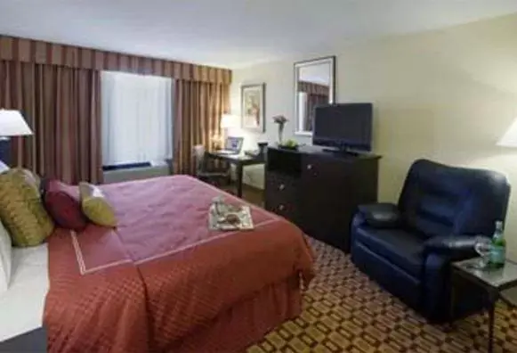 Photo of the whole room in Super 8 by Wyndham Chicago Northlake O'Hare South