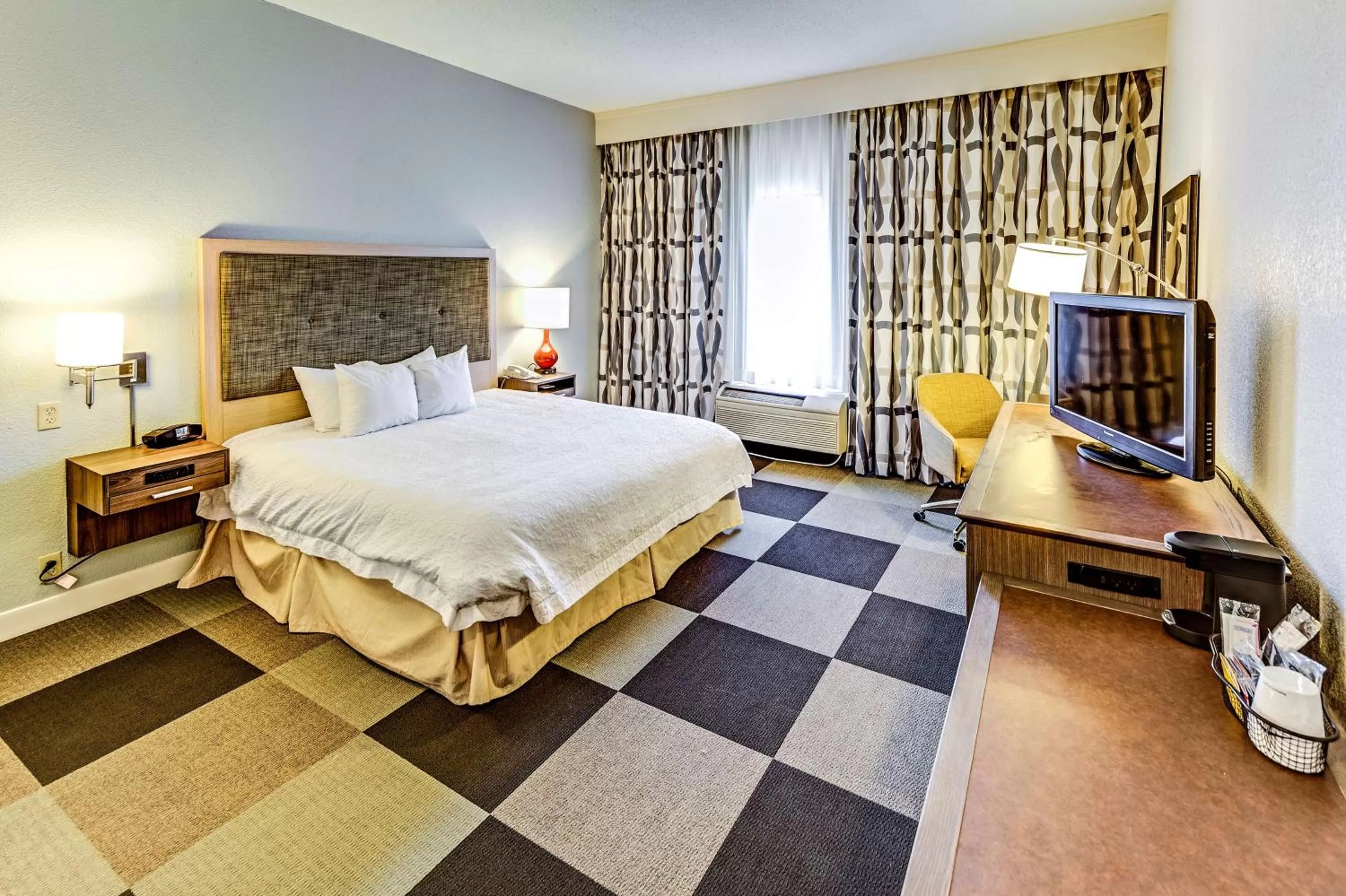 Bed in Hampton Inn Columbus I-70E/Hamilton Road