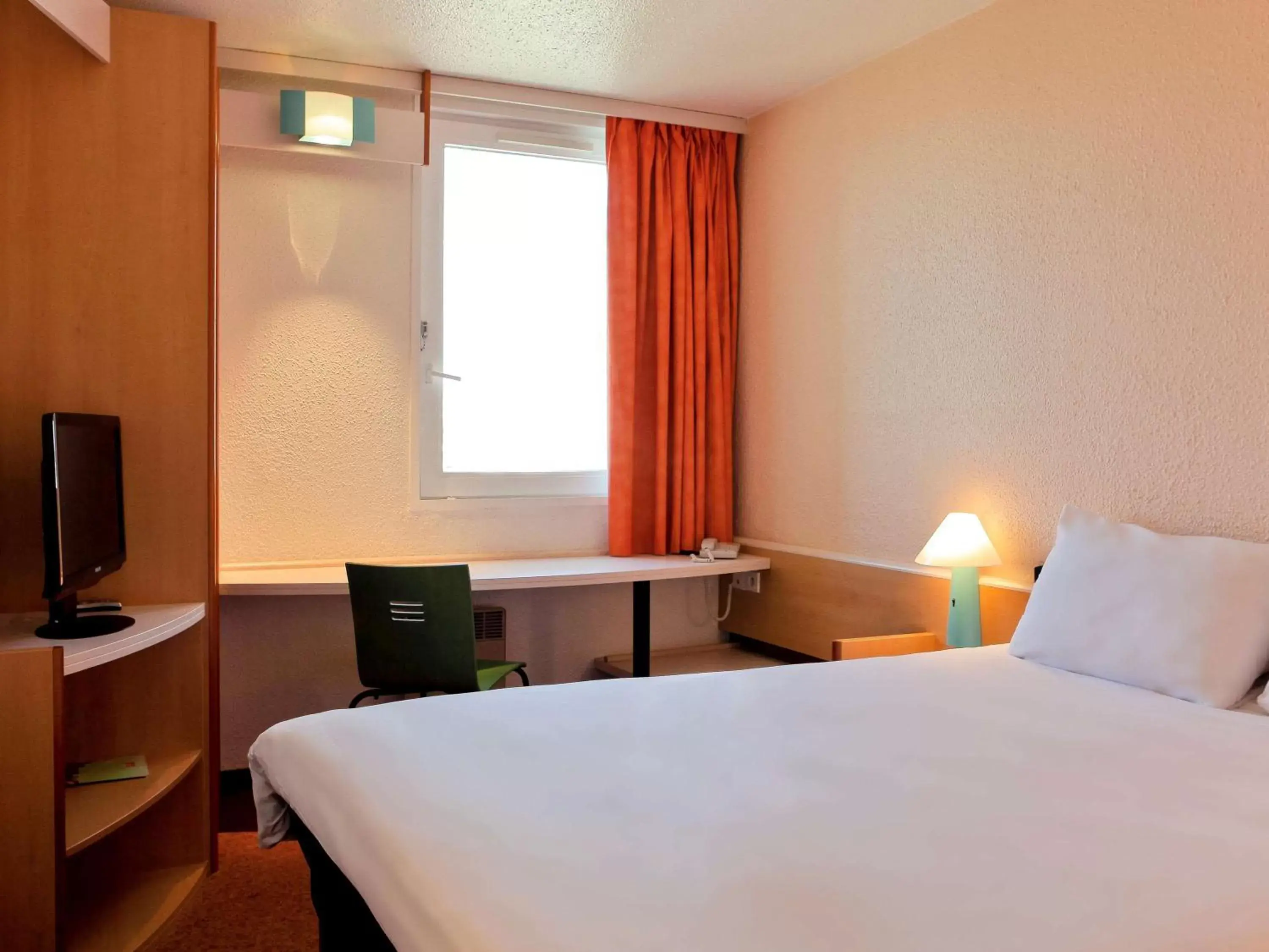 Photo of the whole room, Bed in ibis Lyon Est Bron