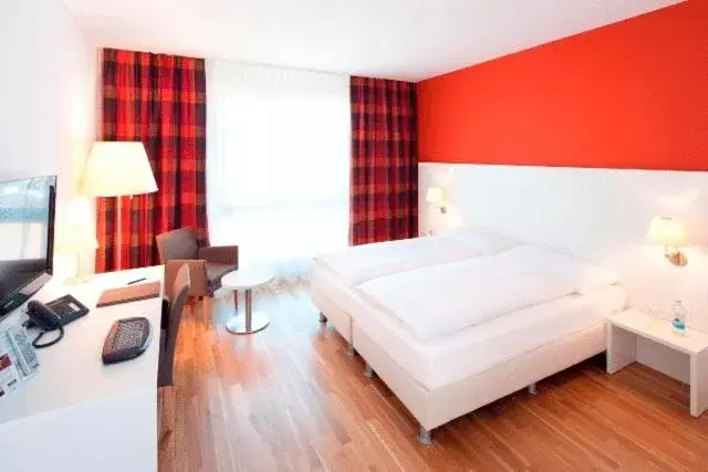 Day, Bed in Hotel Arcade Day, Bed in Hotel Arcade