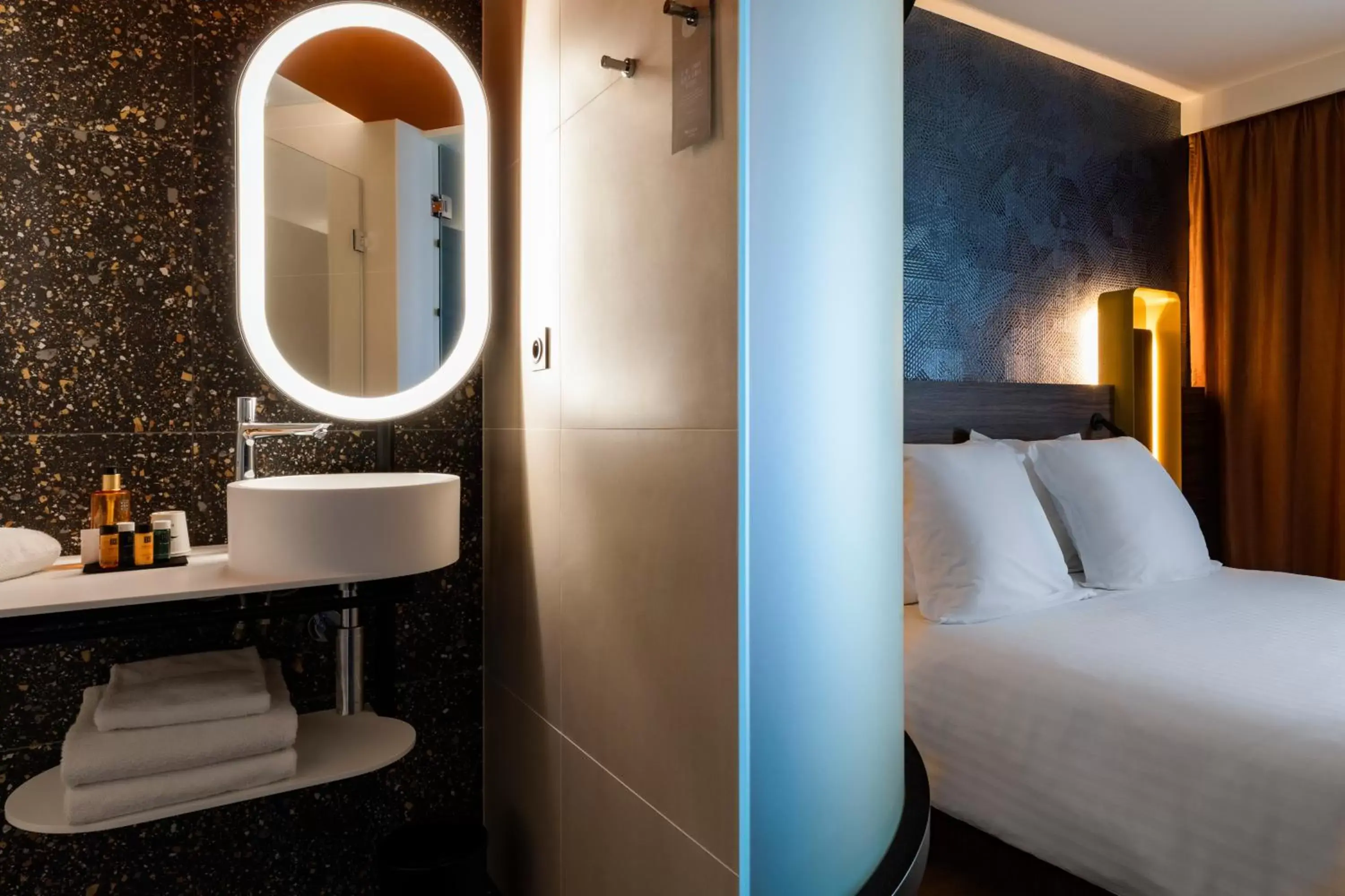 Bedroom, Bathroom in Oceania Le Conti