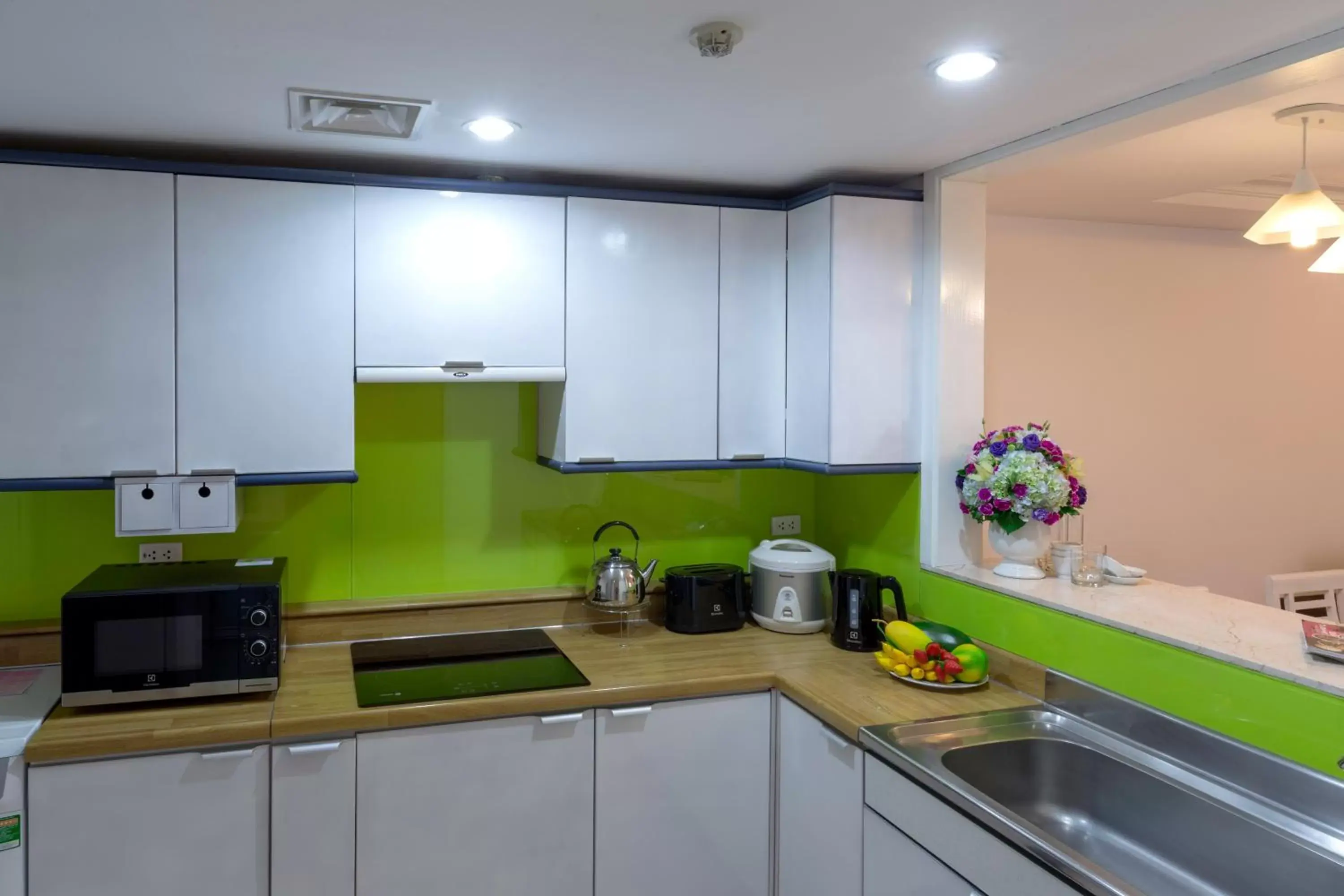 Kitchen or kitchenette, Kitchen/Kitchenette in Rose Garden Residences