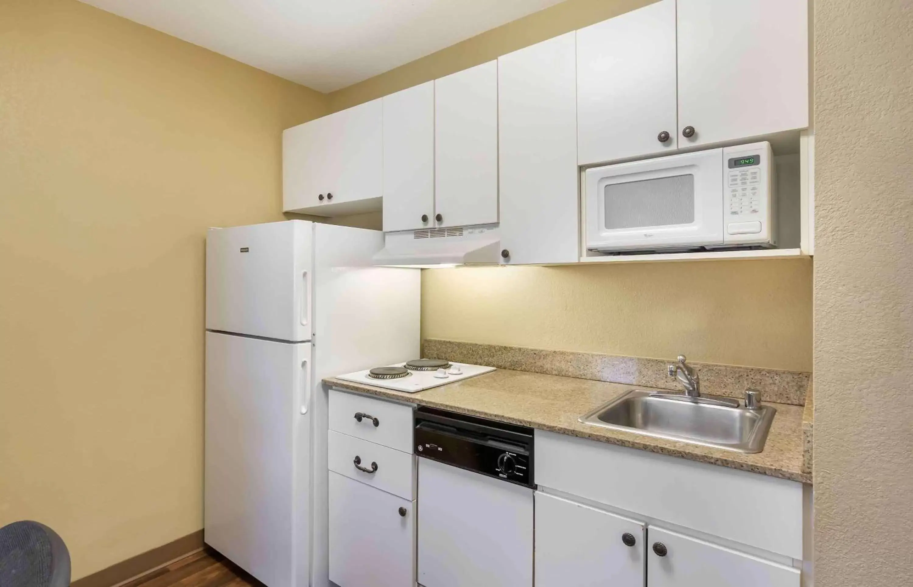 Bedroom, Kitchen/Kitchenette in Extended Stay America Suites - Seattle - Bothell - Canyon Park