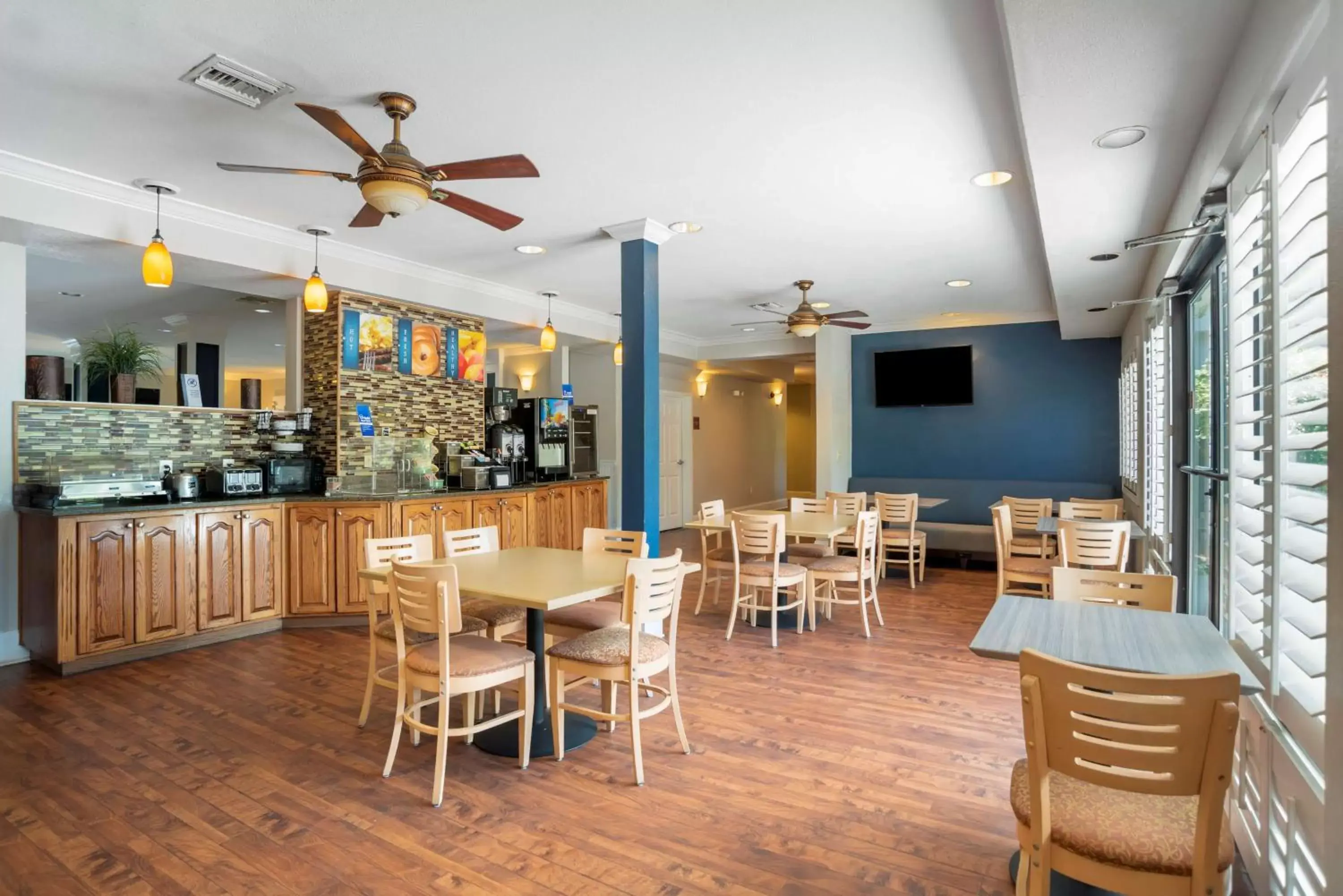 Breakfast, Lounge/Bar in Best Western Wakulla Inn & Suites