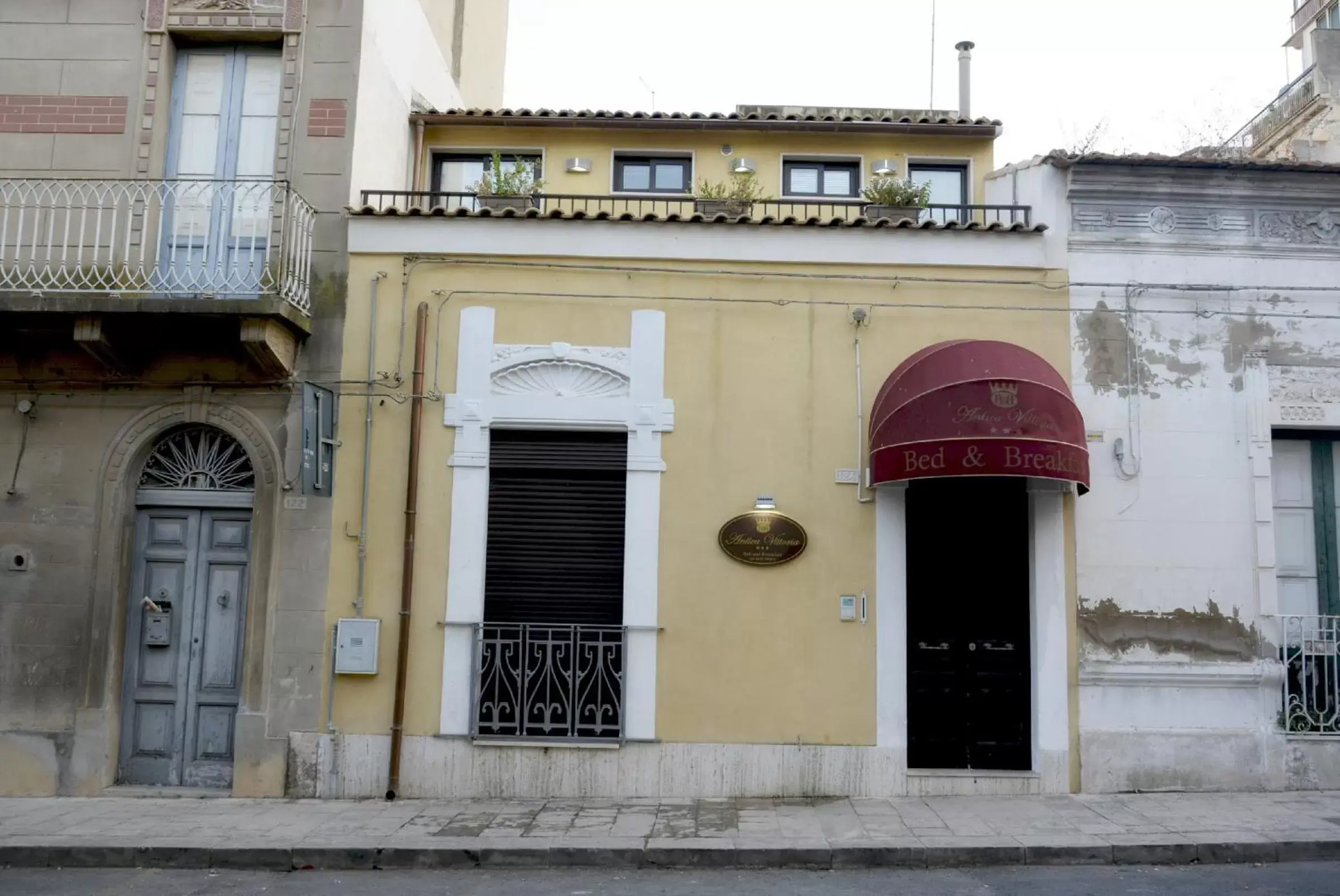 Property Building in Antica Vittoria