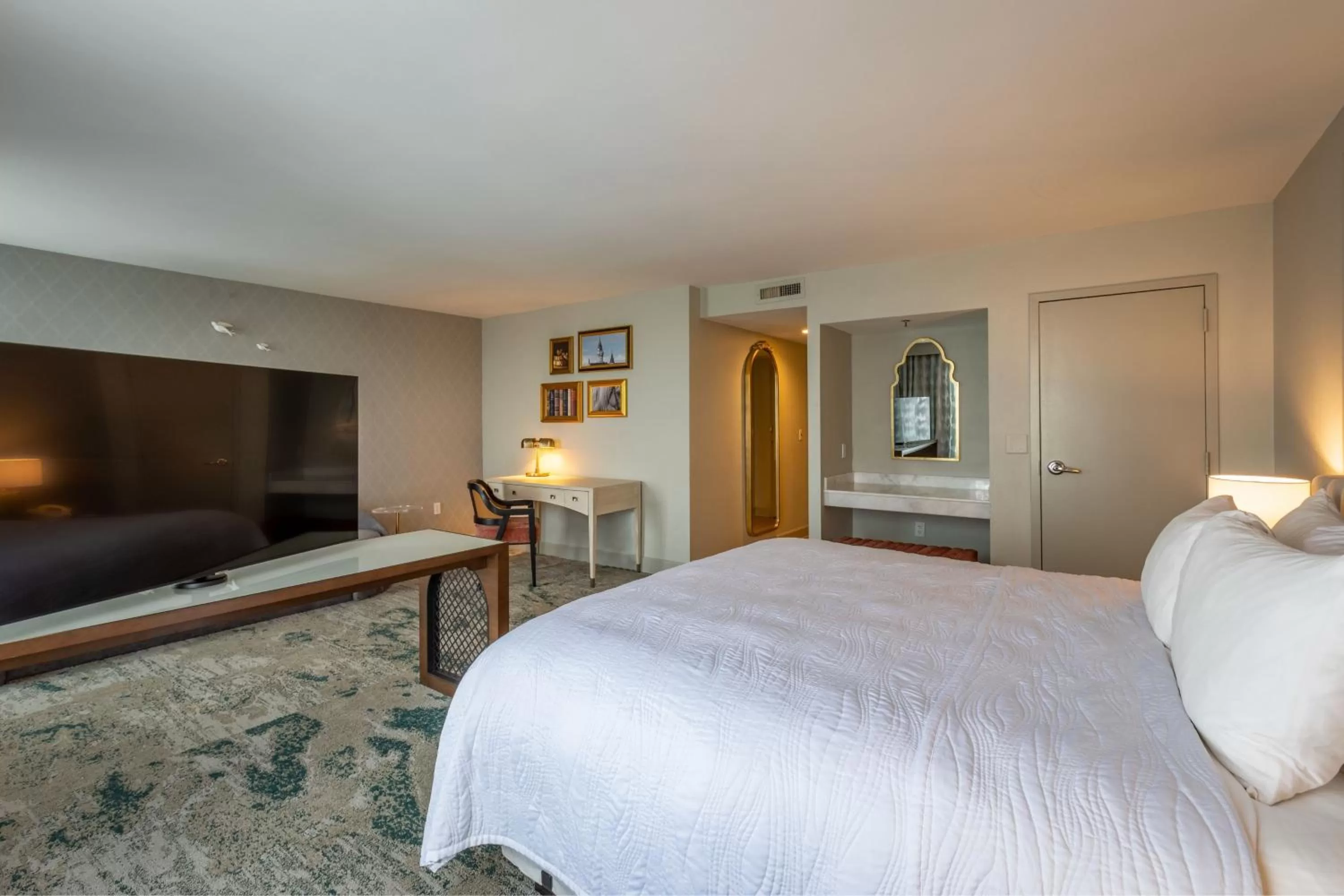 Photo of the whole room, Bed in Castle Hotel, Autograph Collection