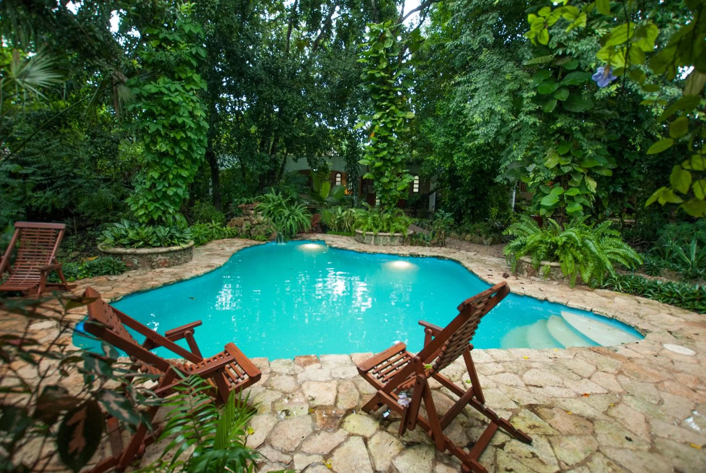 Swimming pool in Casa Quetzal Hotel