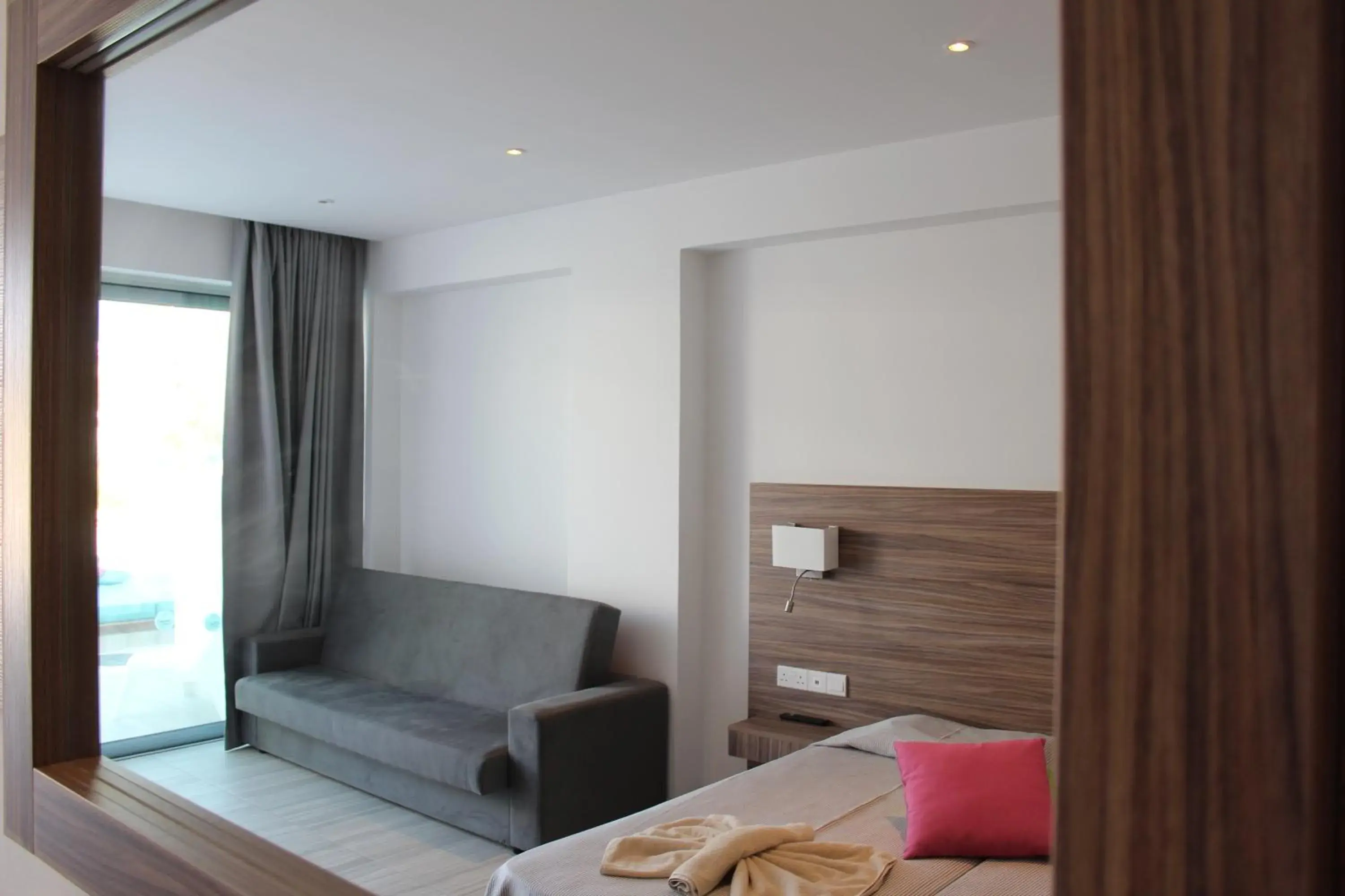 Bed, Seating Area in Fedrania Gardens Hotel