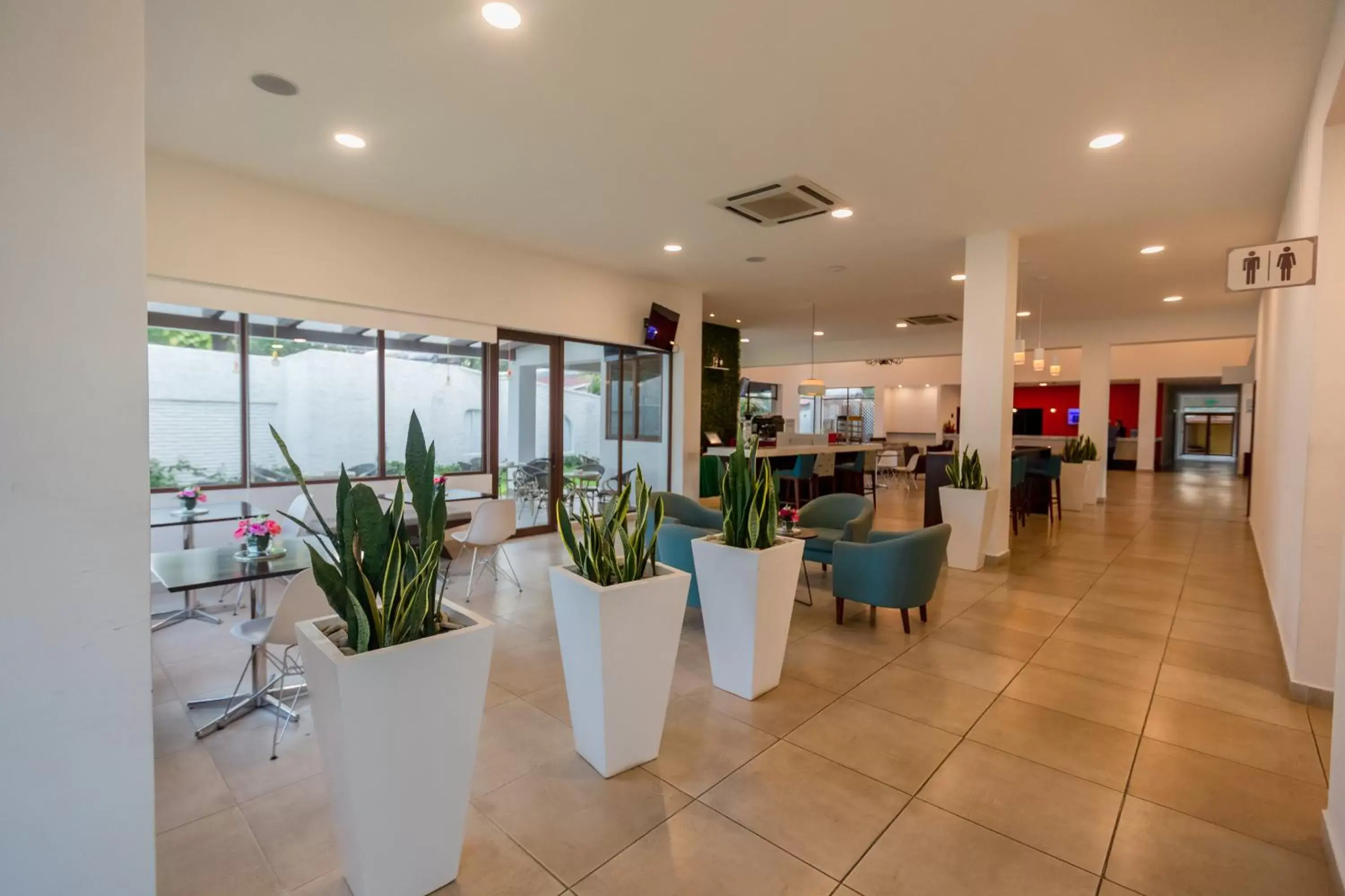 Lobby or reception in Best Western Las Mercedes Airport
