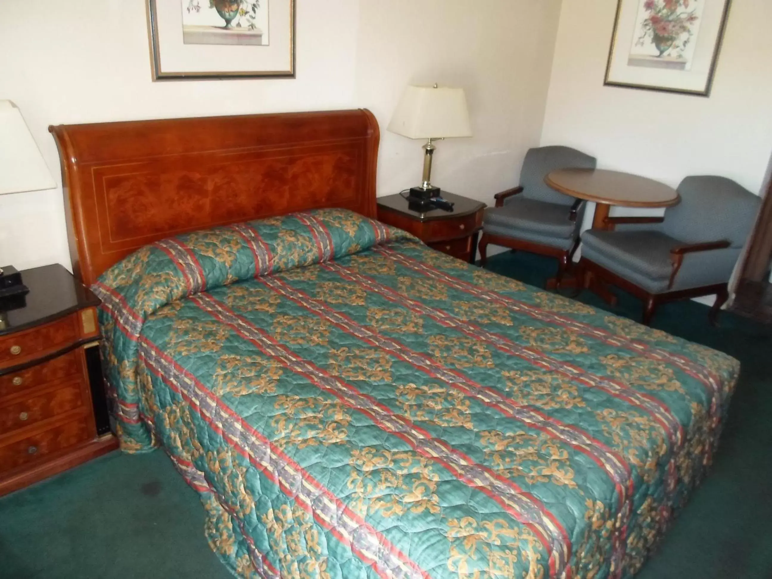 Photo of the whole room, Bed in Budget Inn Morgan Hill