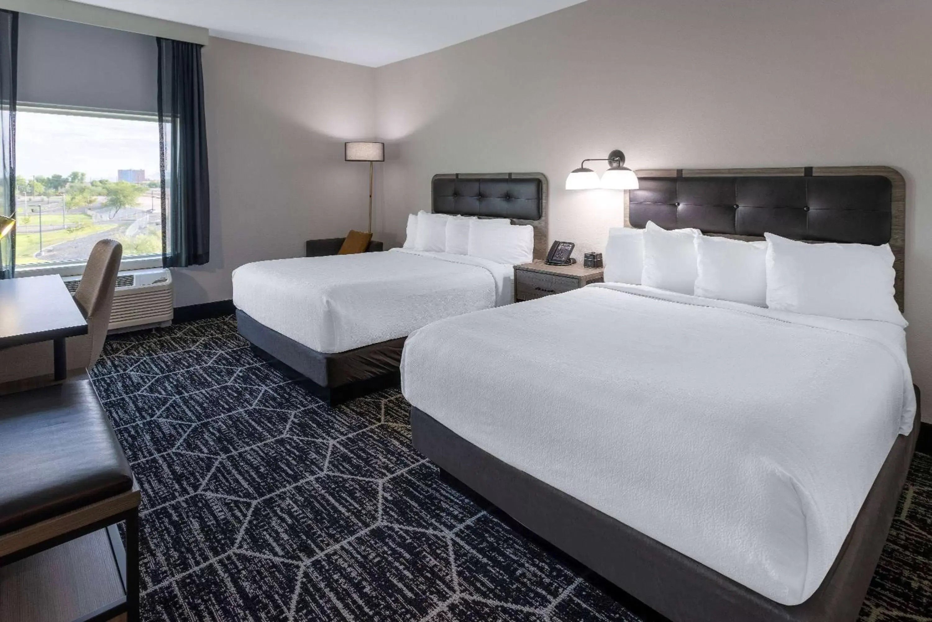 Photo of the whole room, Bed in La Quinta Inn & Suites by Wyndham Maricopa Copper Sky