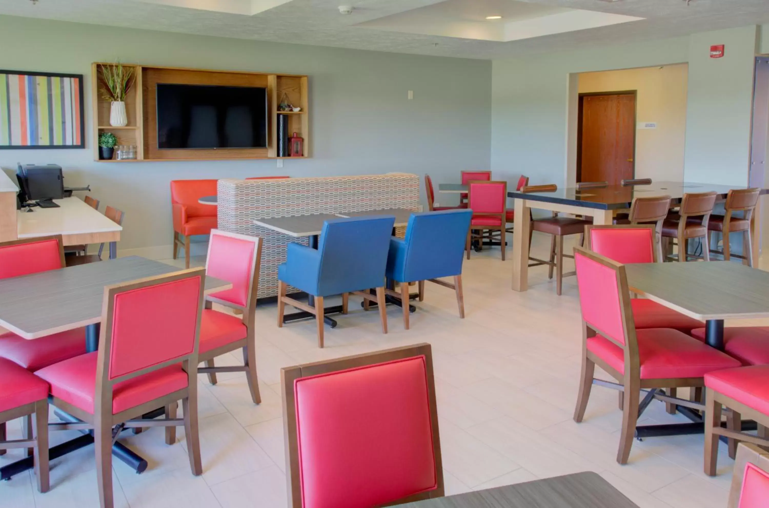 Breakfast, Restaurant/Places to Eat in Holiday Inn Express & Suites Le Mars, an IHG Hotel