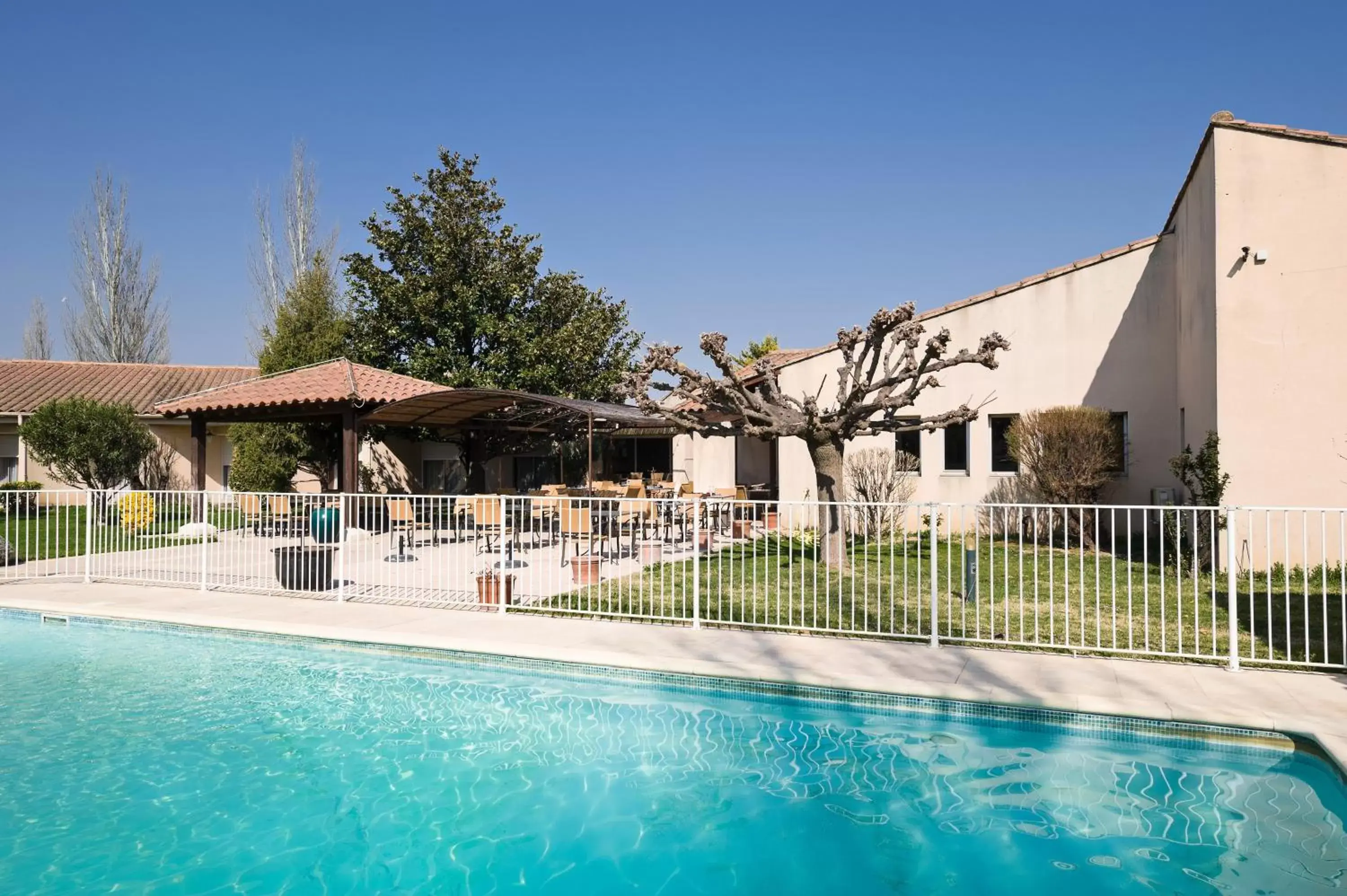 Balcony/Terrace, Swimming Pool in Best Western Hôtel Le Paradou Avignon Sud.