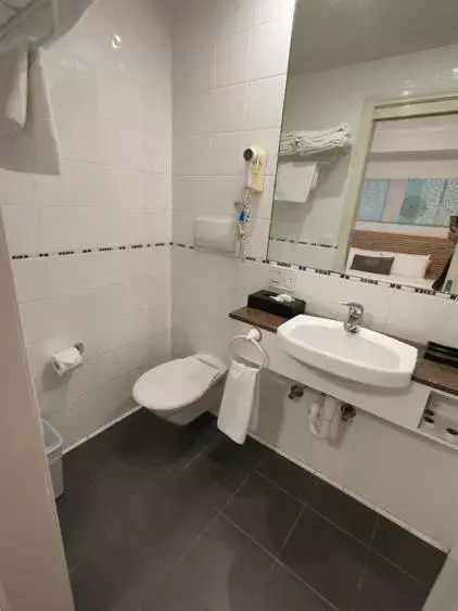 Bathroom in The Waverley International Hotel