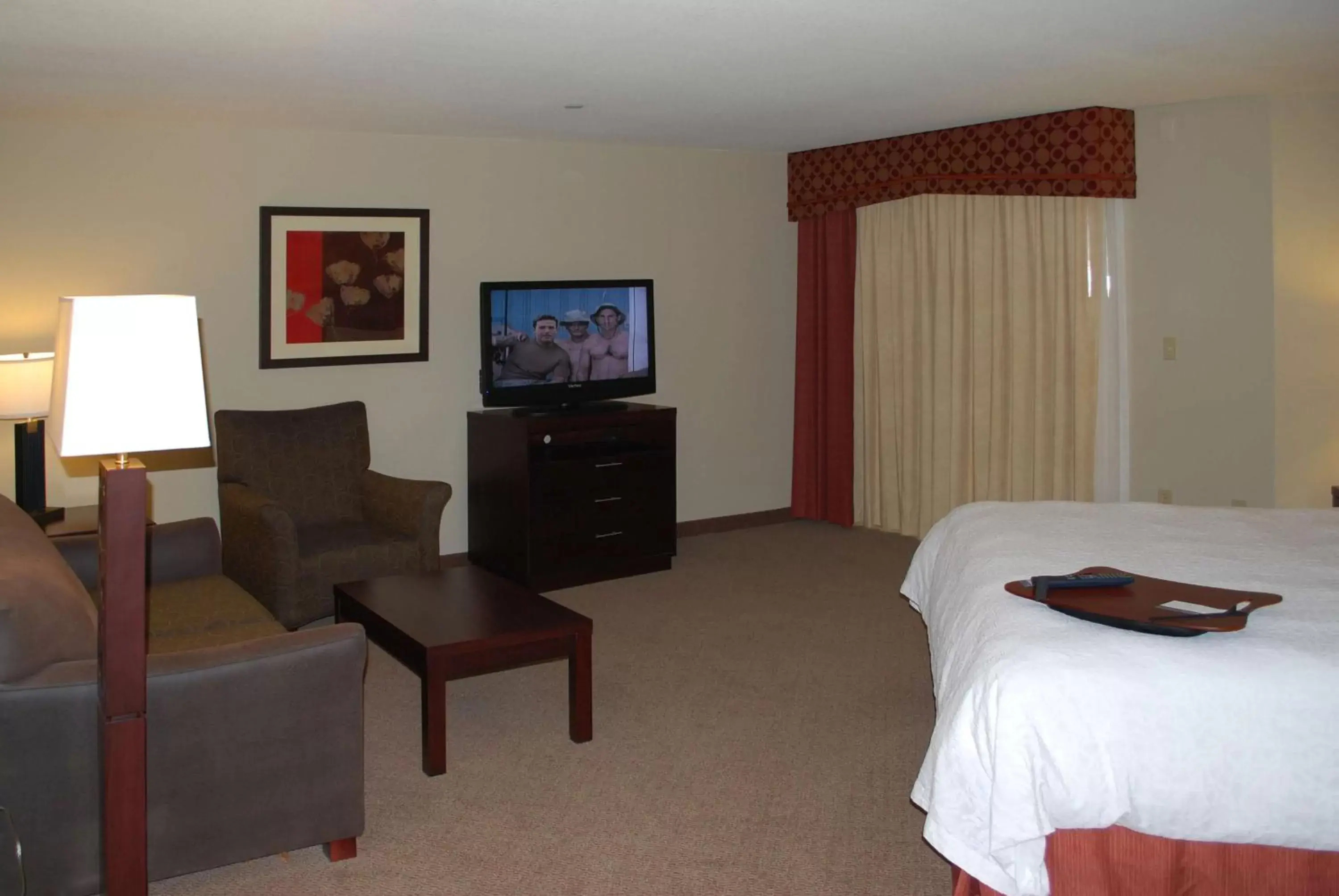 Bed, TV/Entertainment Center in Hampton Inn & Suites Phoenix/Gilbert