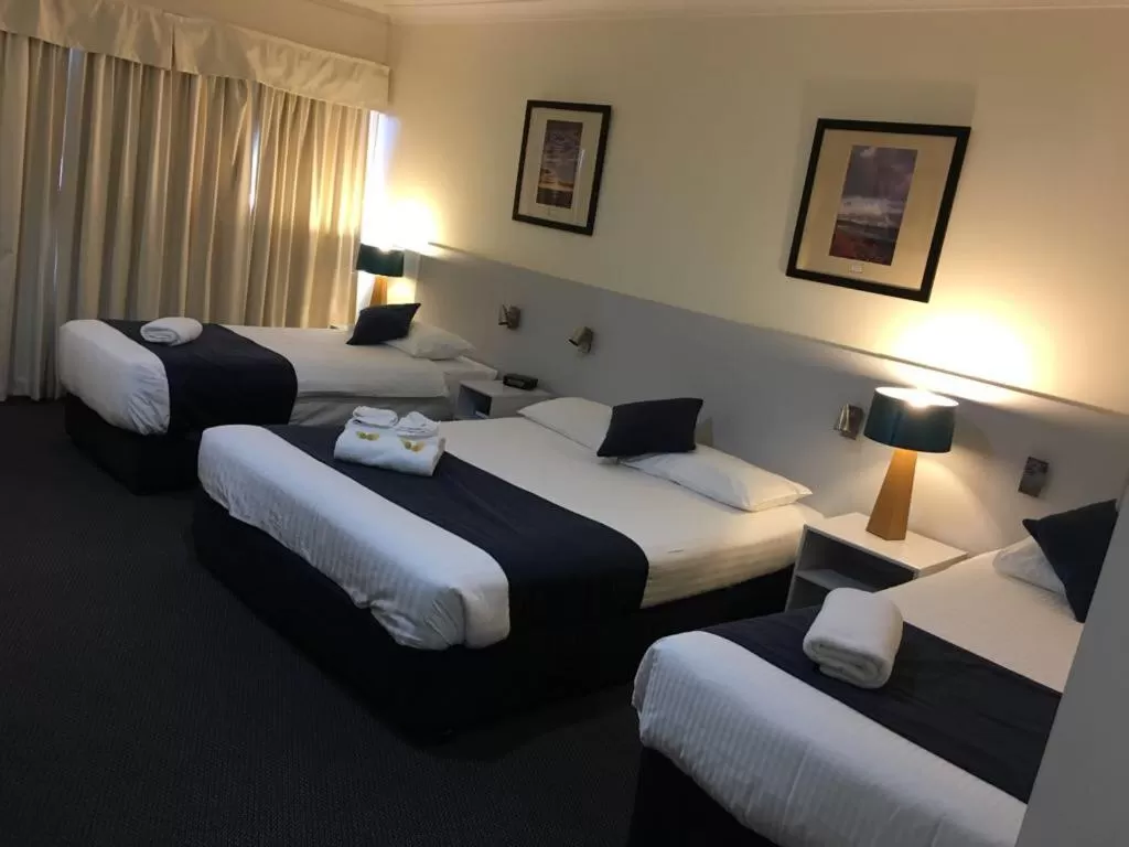 Bed in Lakeview Motor Inn