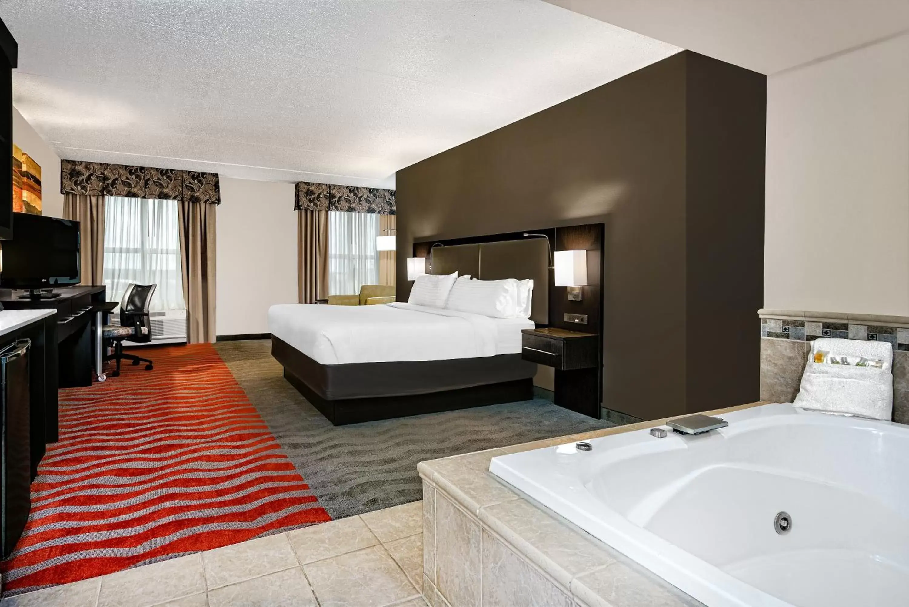 Bed, Bathroom in Holiday Inn & Suites College Station-Aggieland, an IHG Hotel