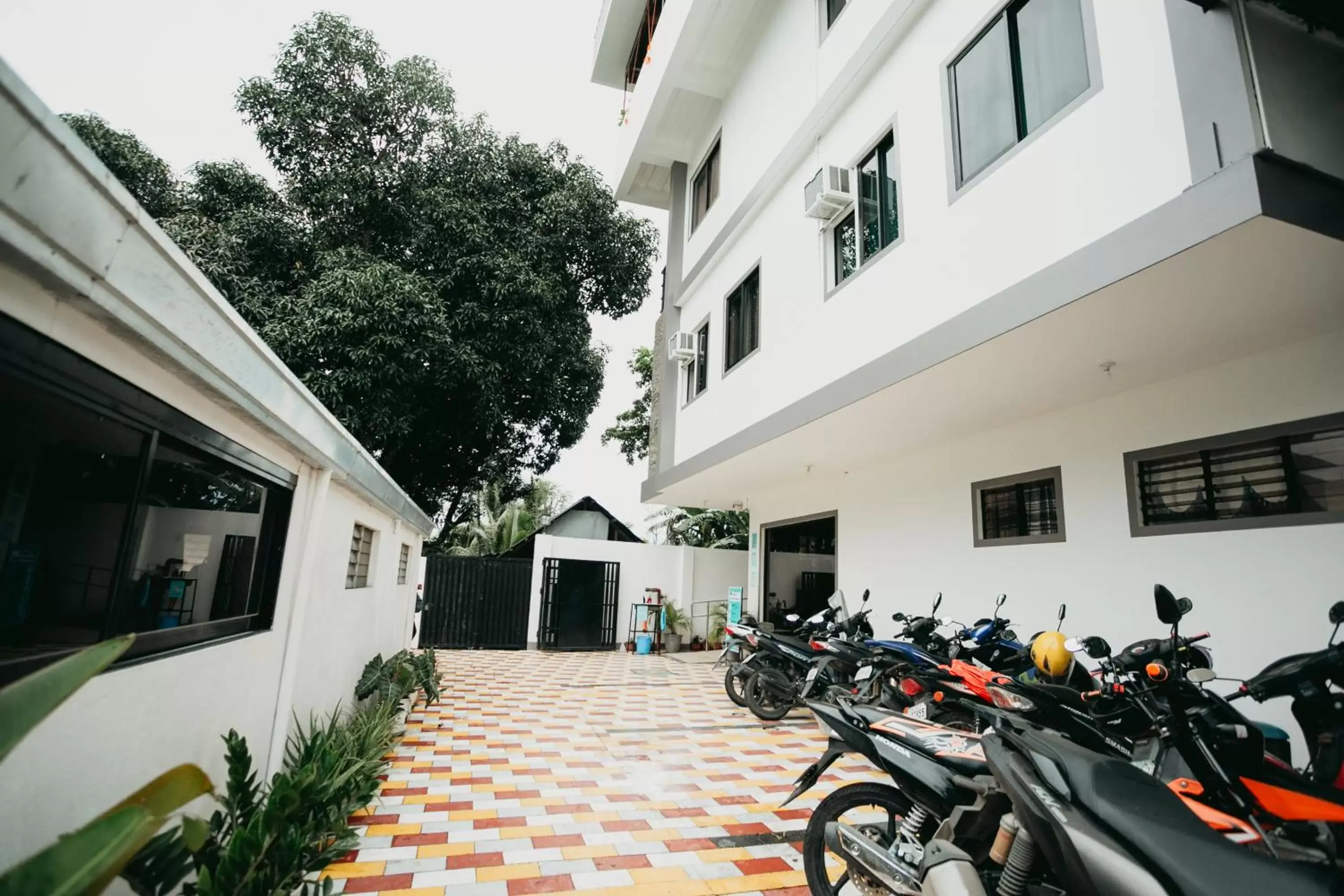 Property building in Kingswick Residences & Lodge Property building in Kingswick Residences & Lodge