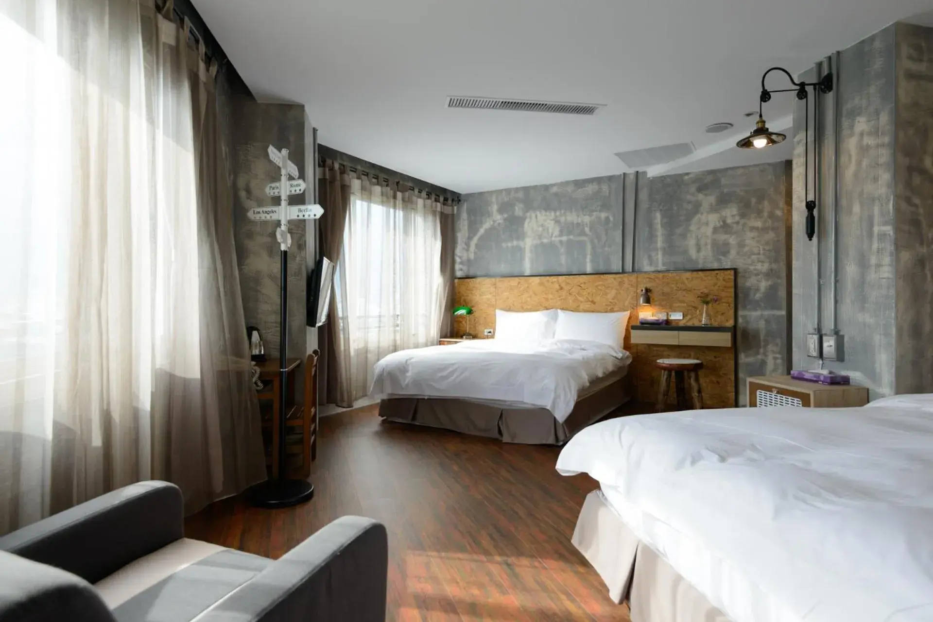 Deluxe Quadruple Room with Bath in Hualien Wow Hostel
