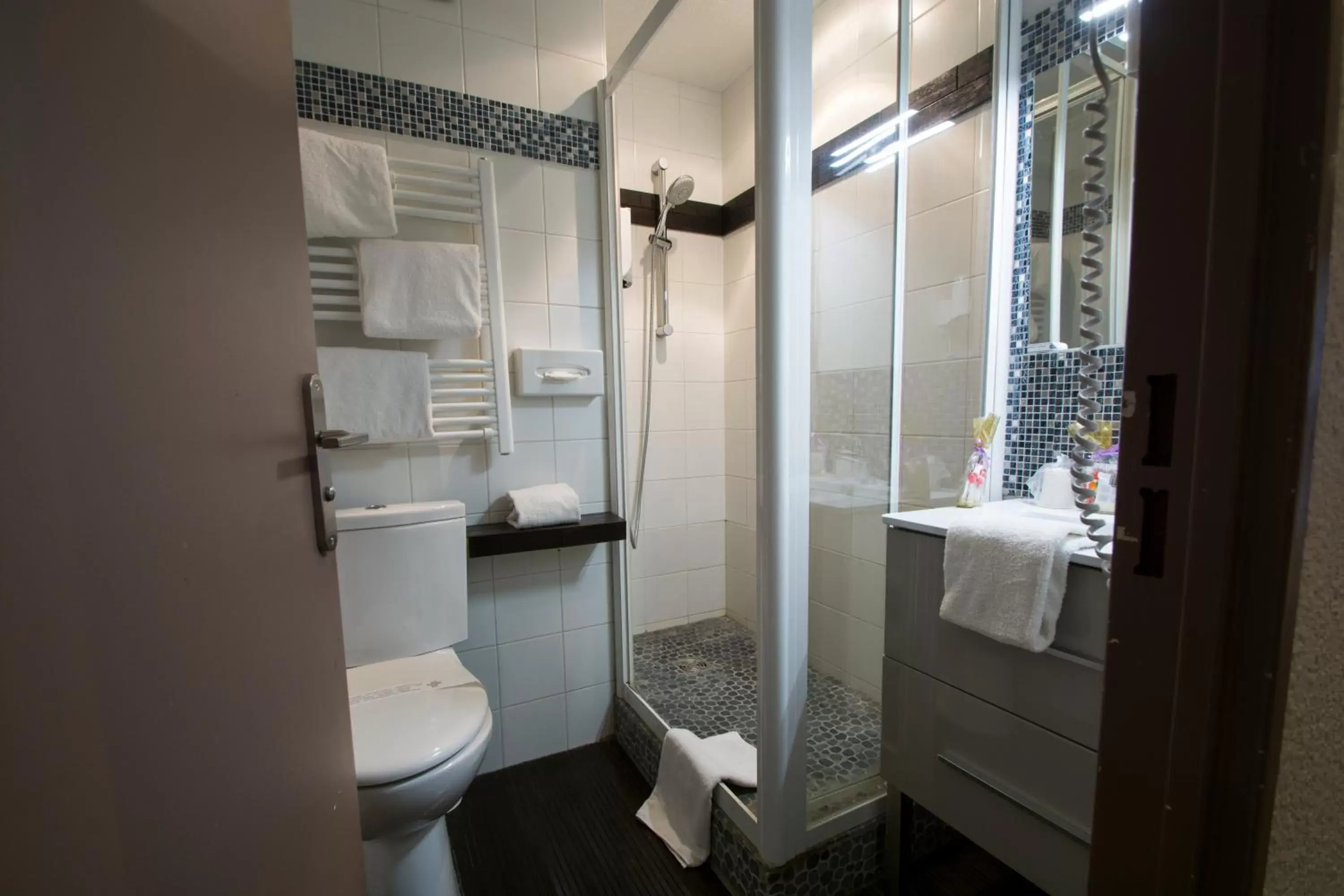 Bathroom in Hôtel Dijon Sud Longvic