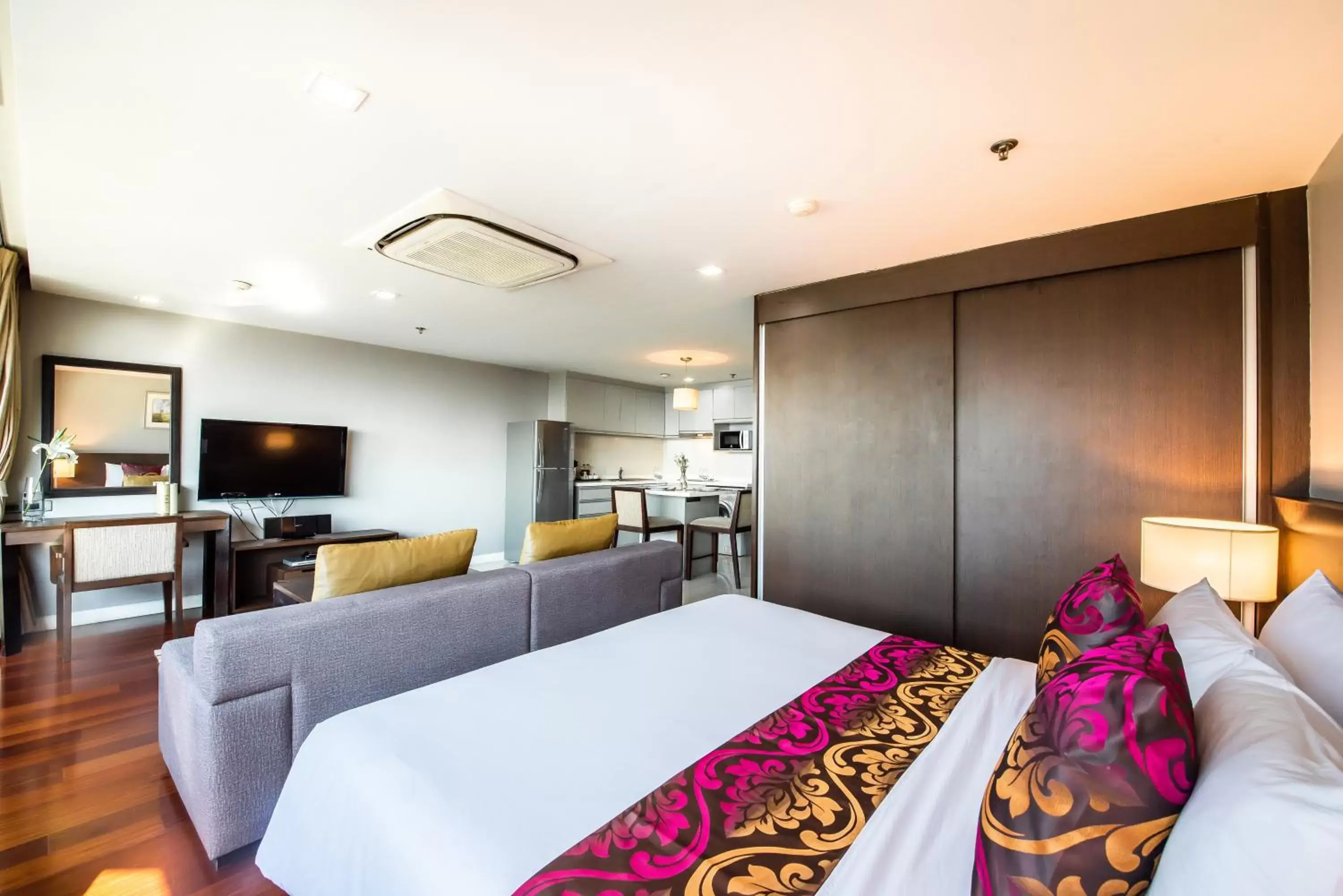 Bed in Royal Suite Hotel Bangkok