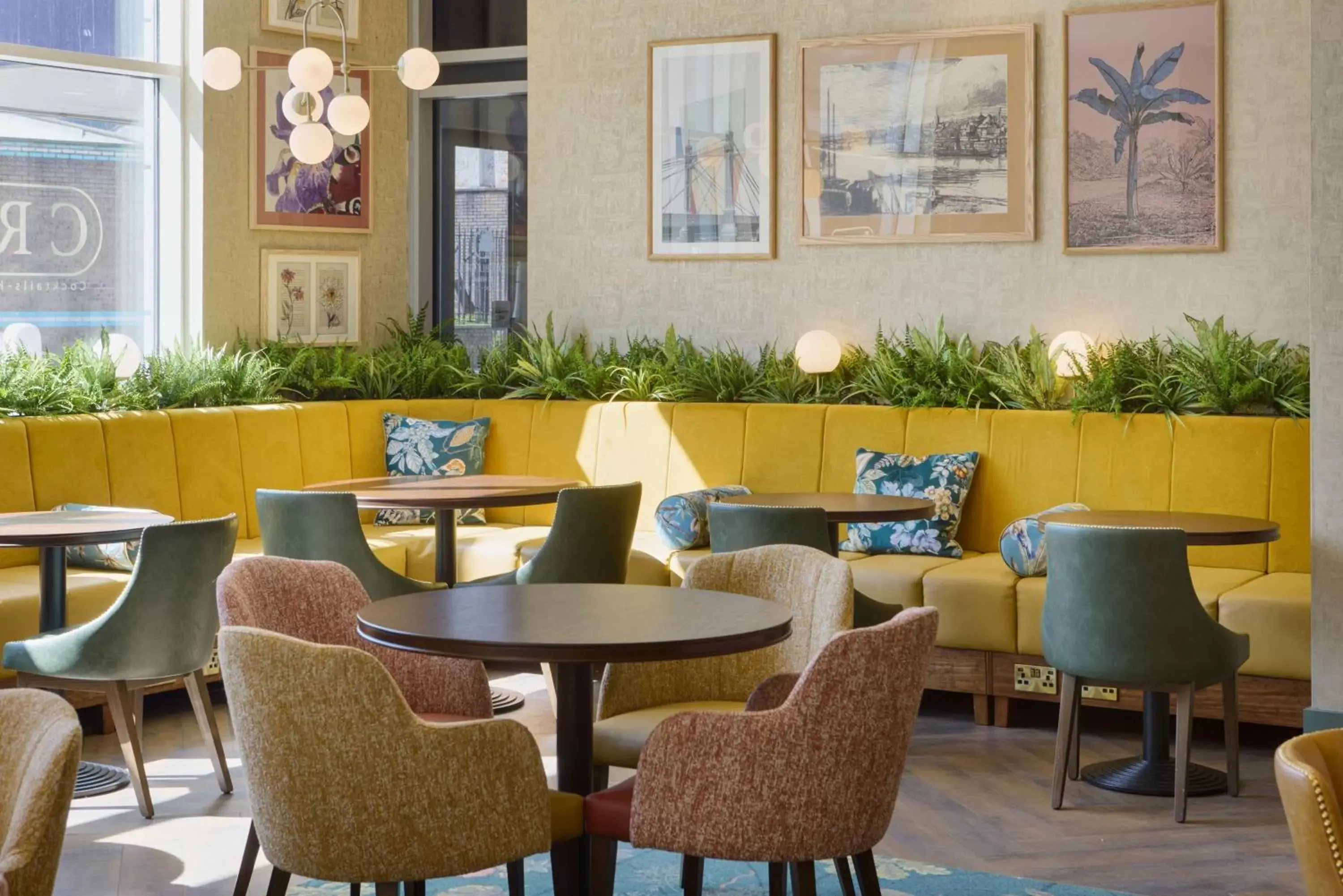 Lounge or bar, Restaurant/Places to Eat in DoubleTree by Hilton London Chelsea