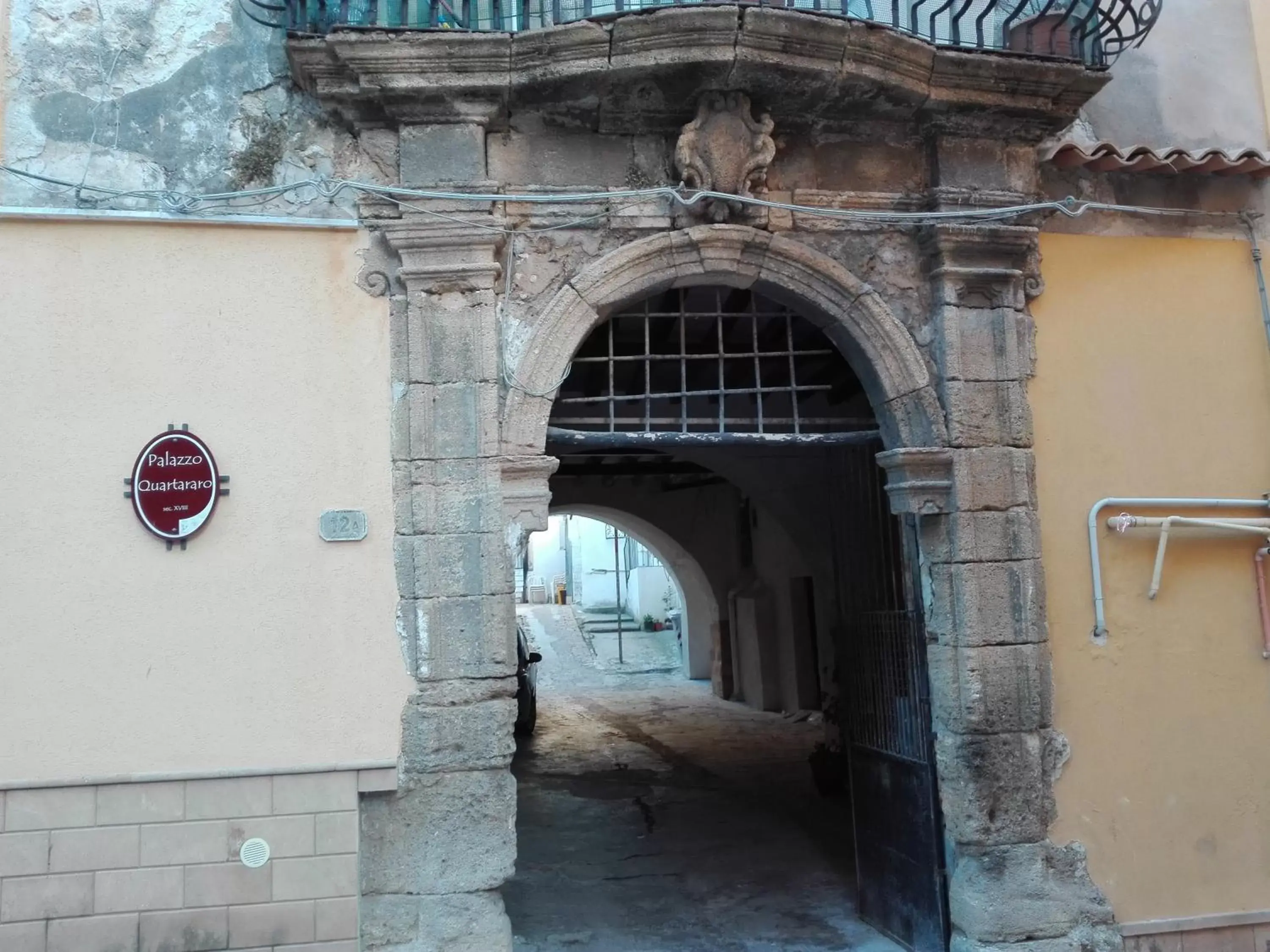 Facade/entrance in La Finestra sul Cortile