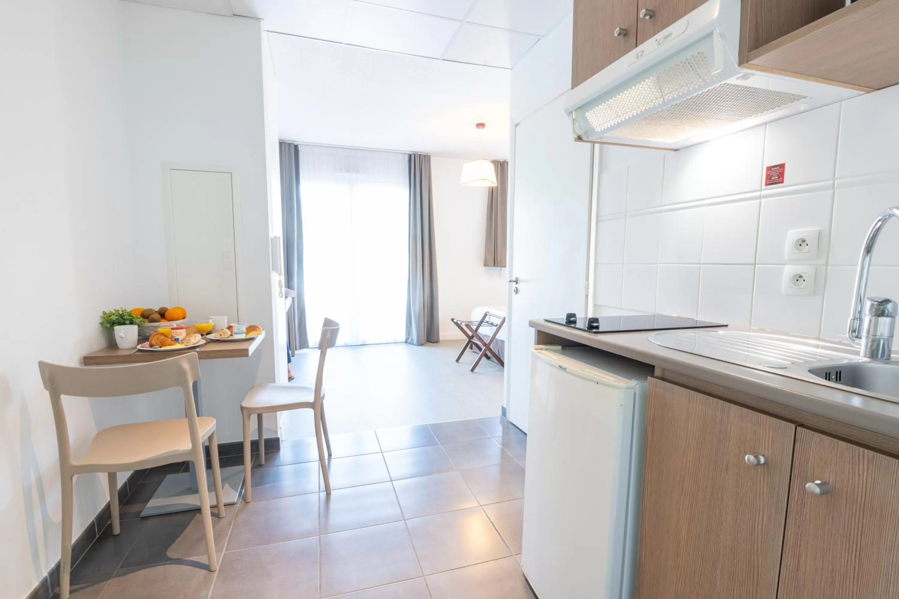 Kitchen or kitchenette in Comfort Aparthotel Cannes Mandelieu
