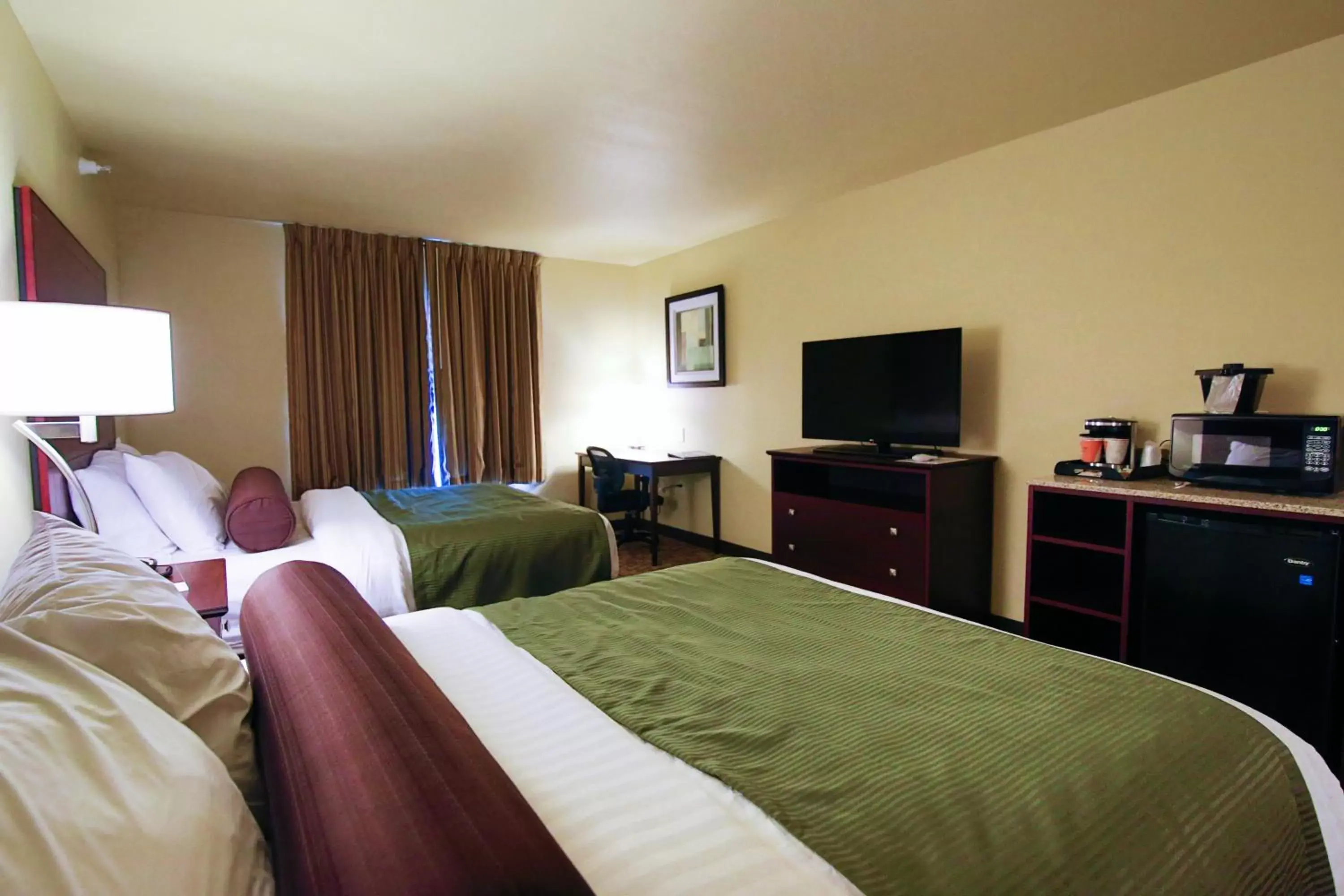 Bedroom, Bed in Cobblestone Hotel & Suites - Devils Lake
