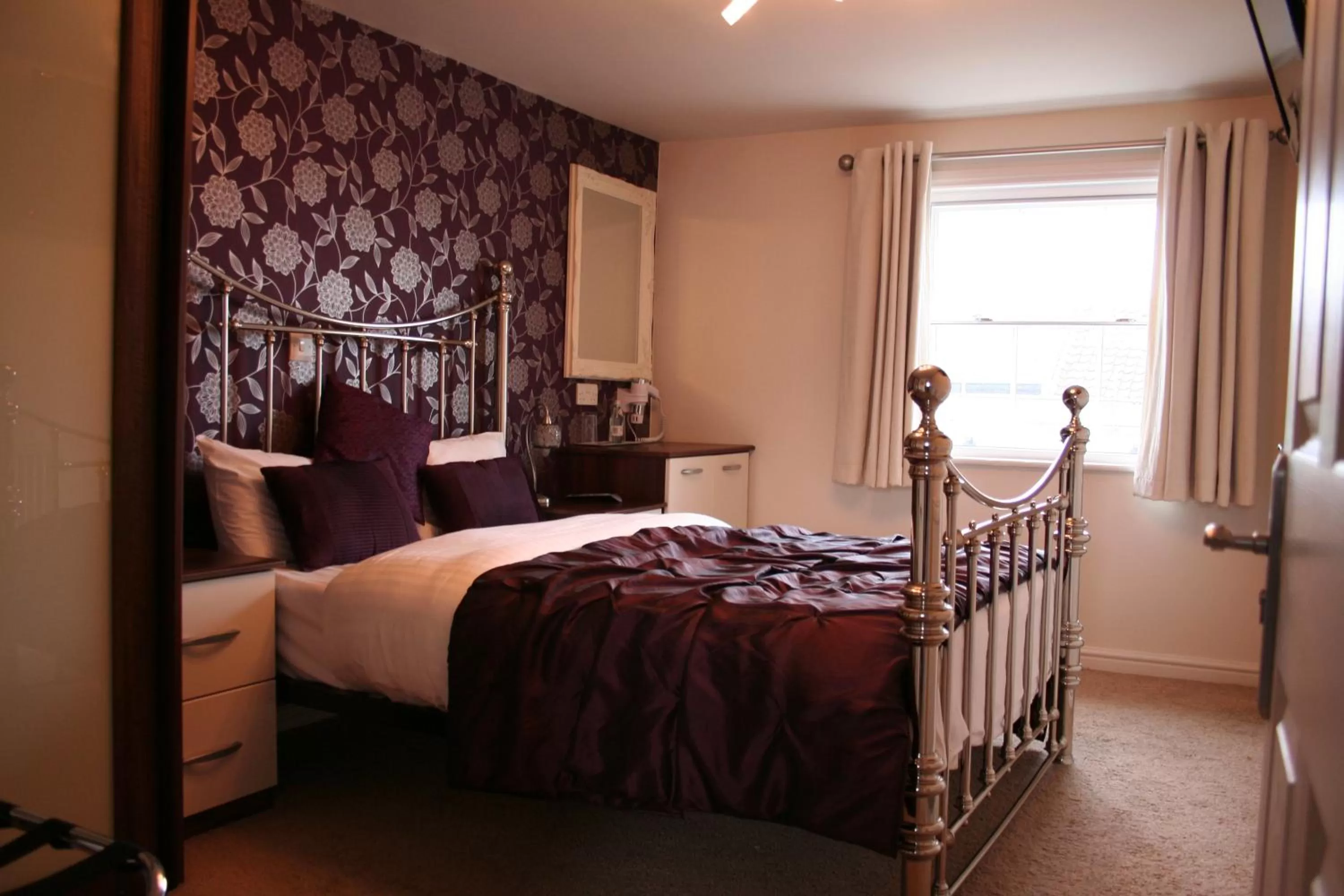 Bedroom, Bed in Advocate Arms