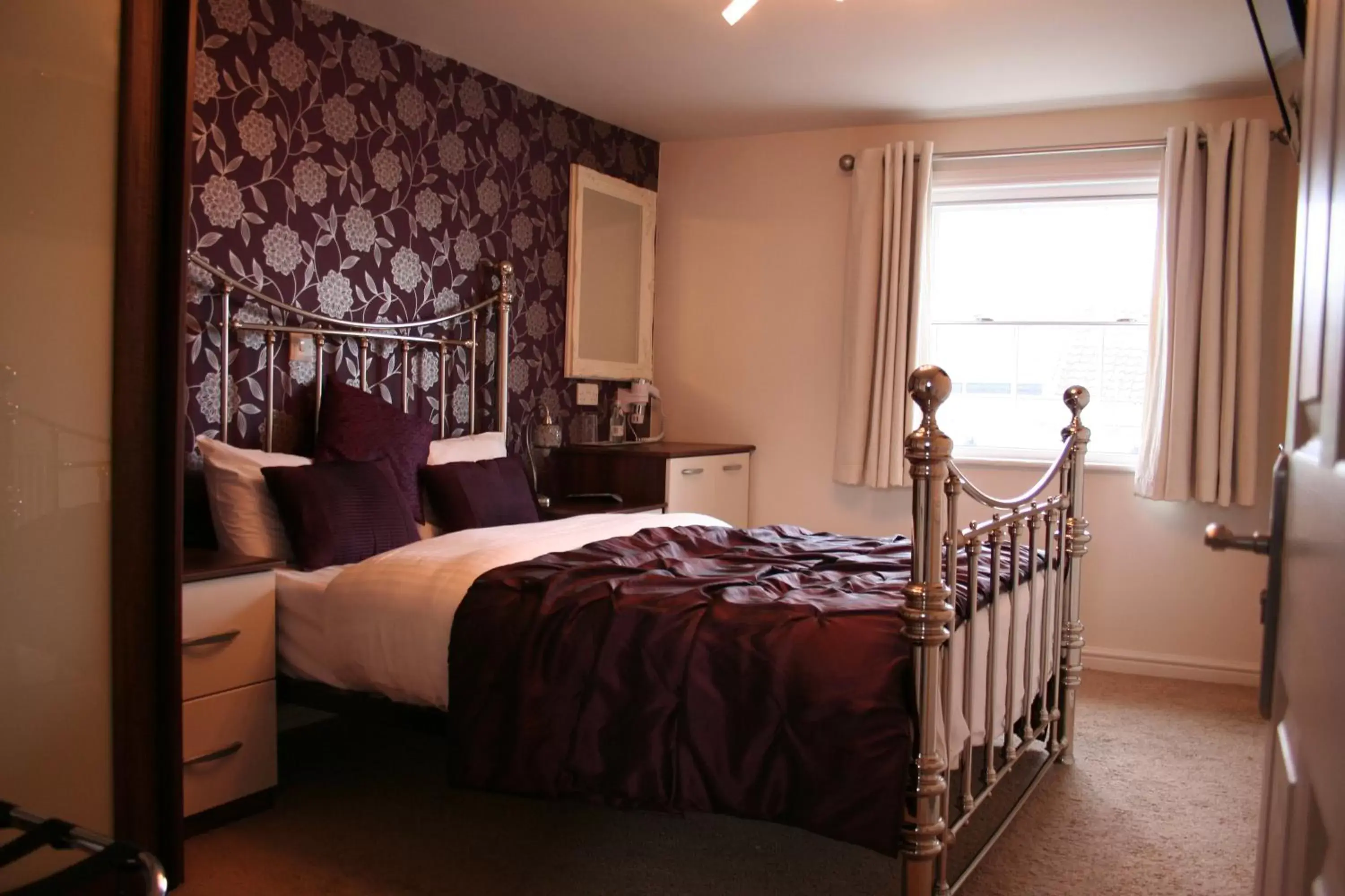 Bedroom, Bed in Advocate Arms