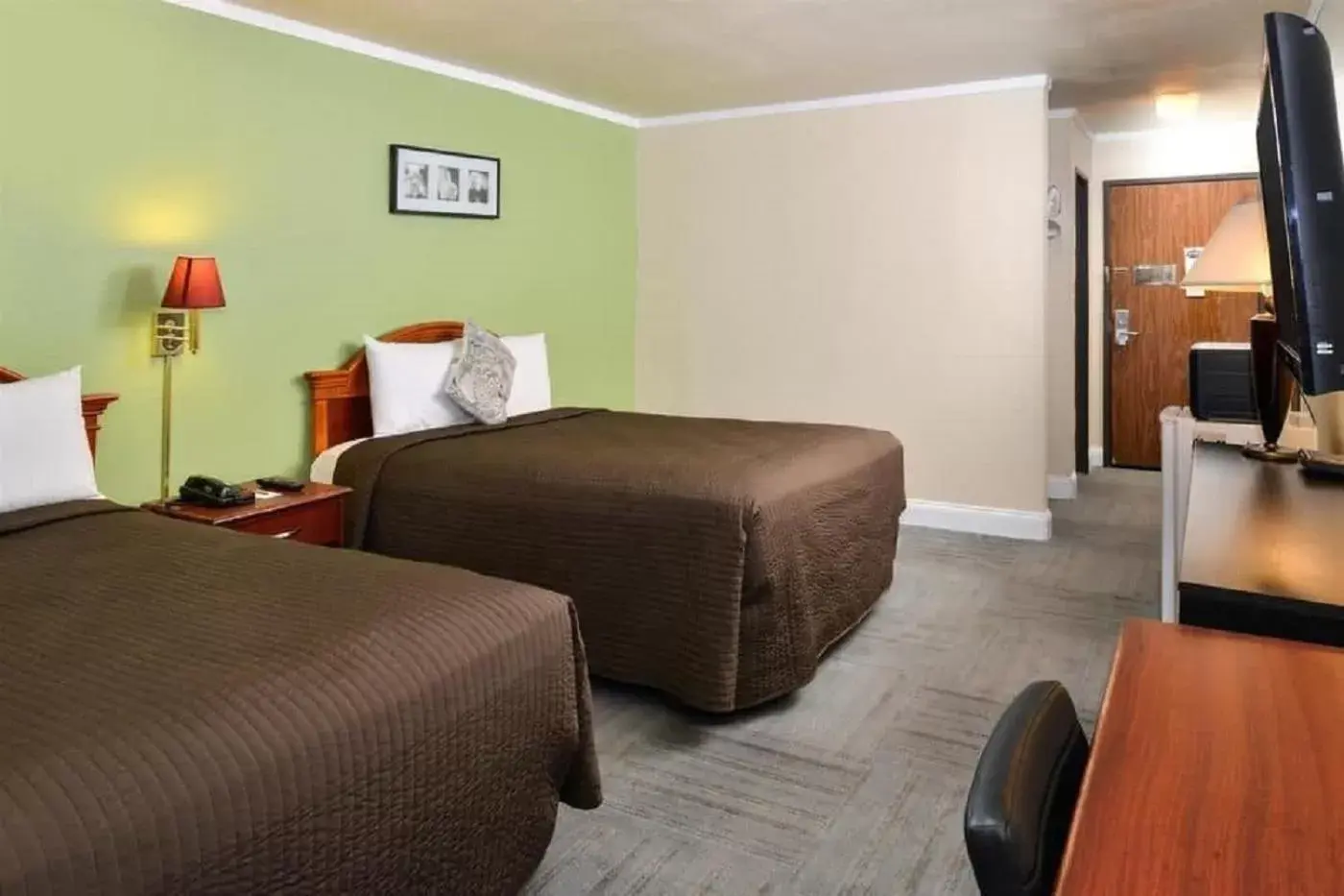 Photo of the whole room, Bed in The Inn and Suites at 34 Fifty