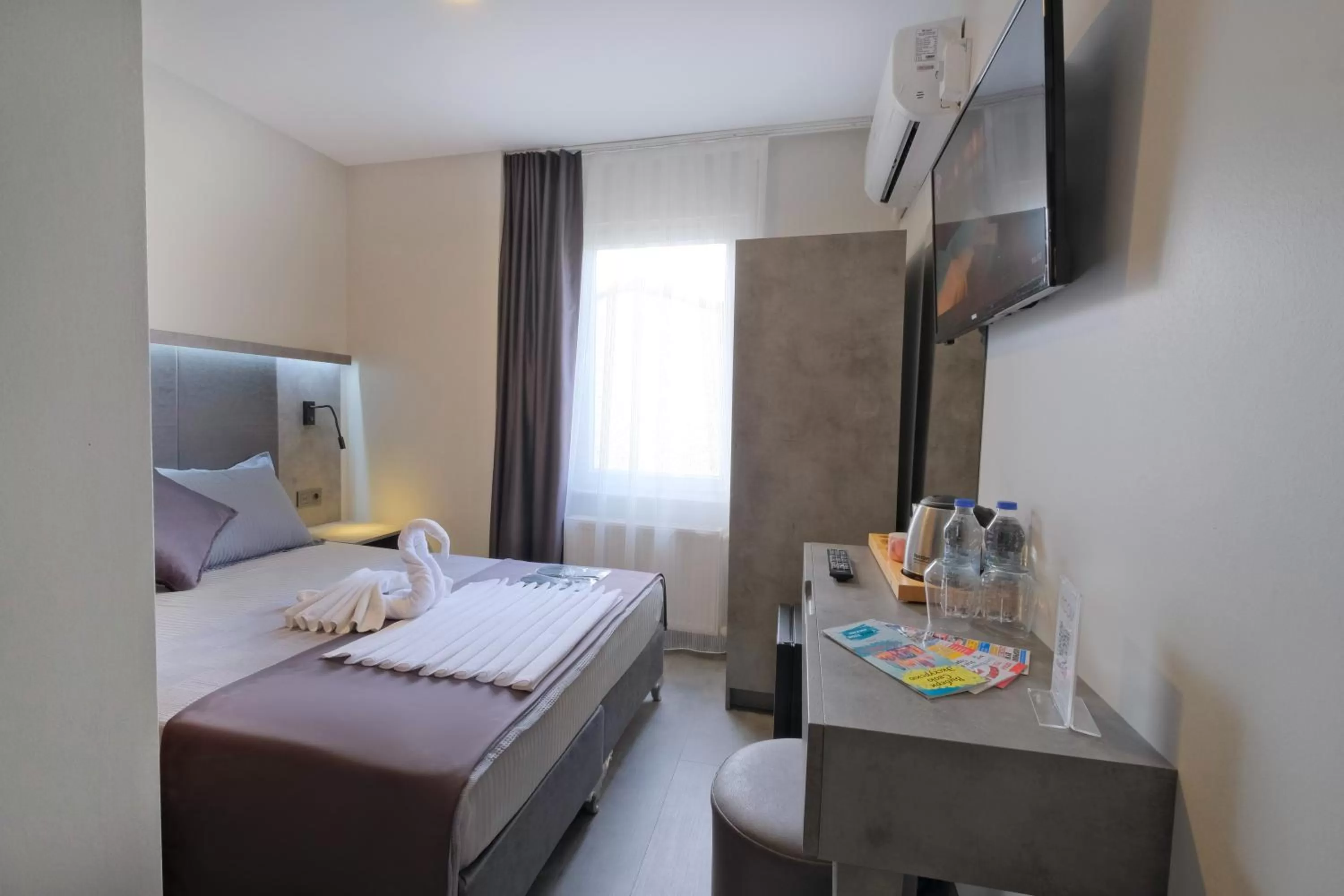 Photo of the whole room, Bed in The Queen Hotel